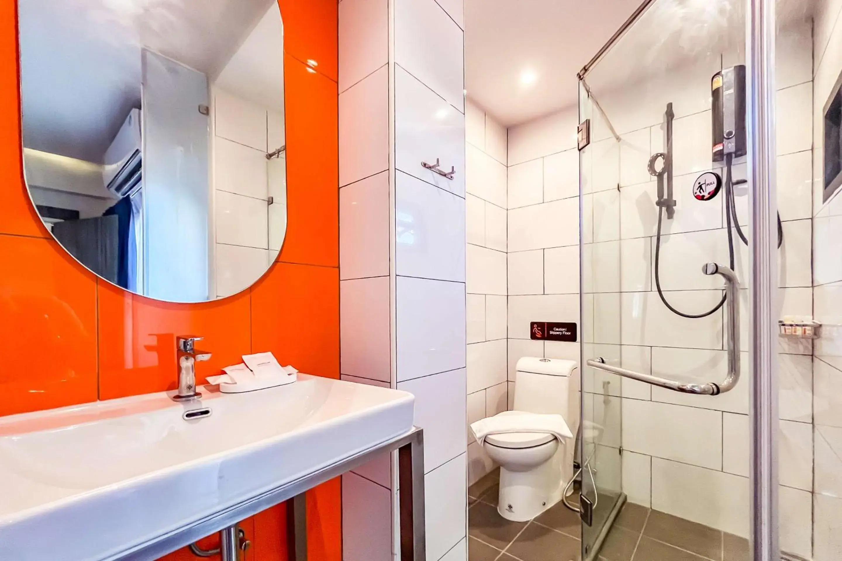 Bathroom in SureStay by Best Western Iconic Ari-Jatujak Bathroom in SureStay by Best Western Iconic Ari-Jatujak