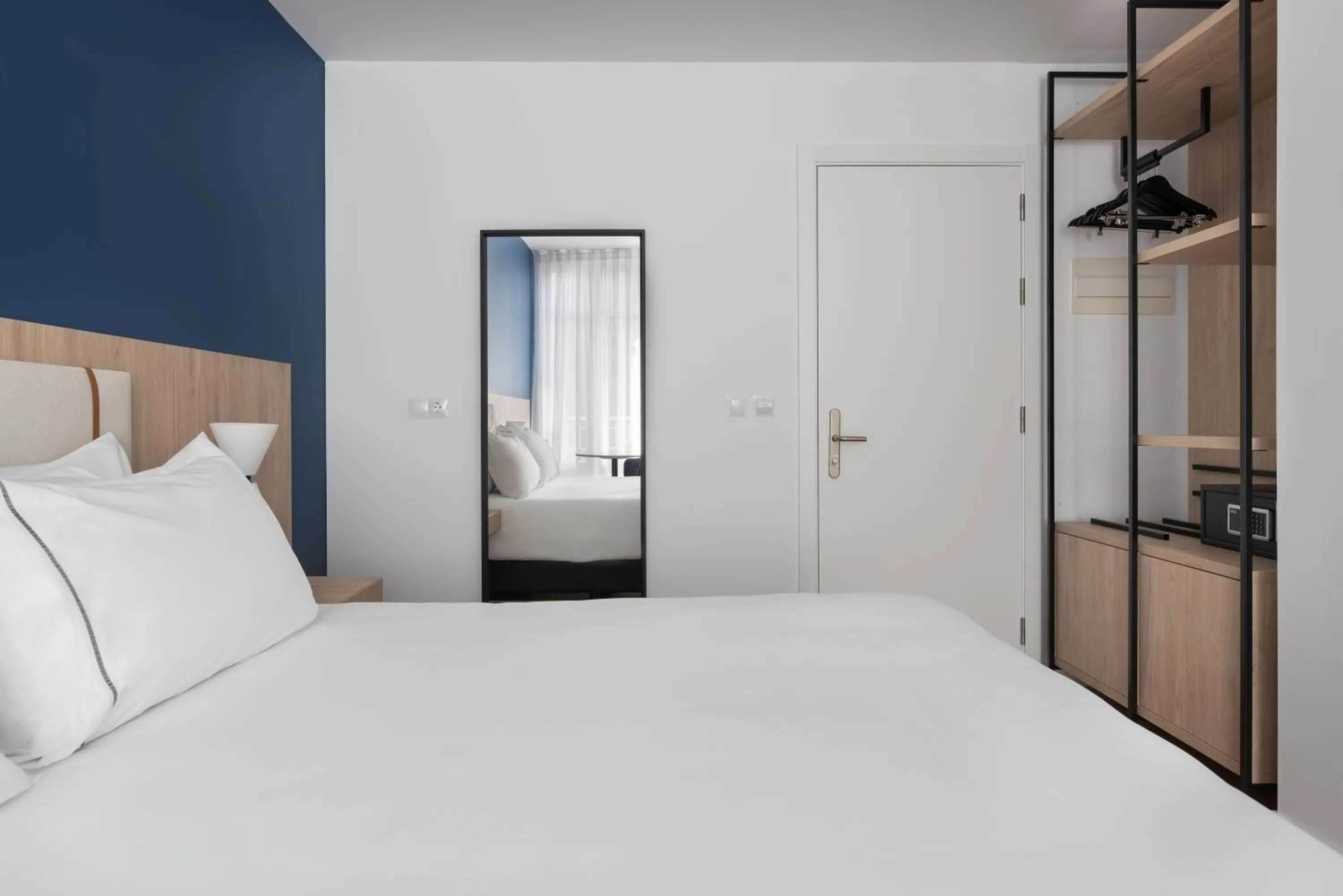 Photo of the whole room, Bed in Exe Vigo