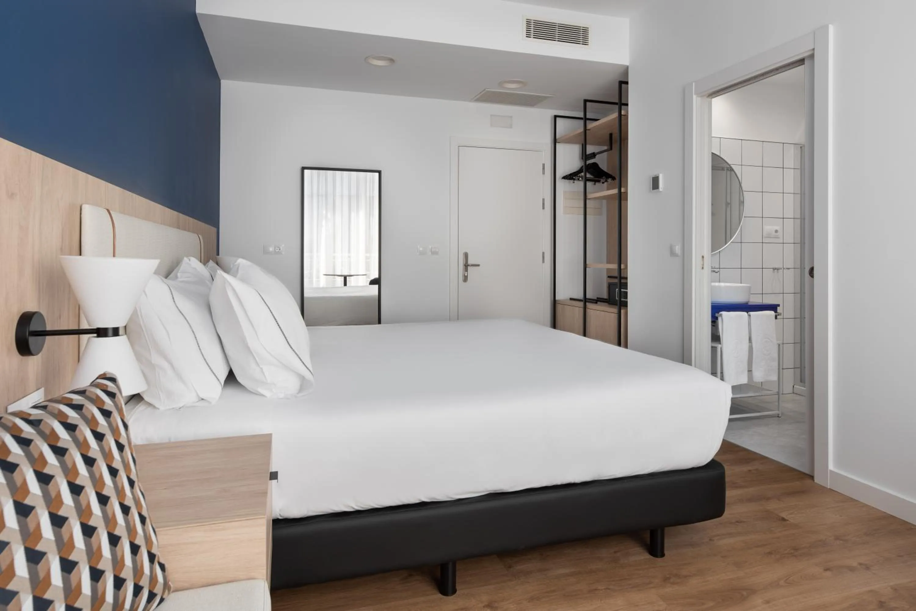 Photo of the whole room, Bed in Exe Vigo