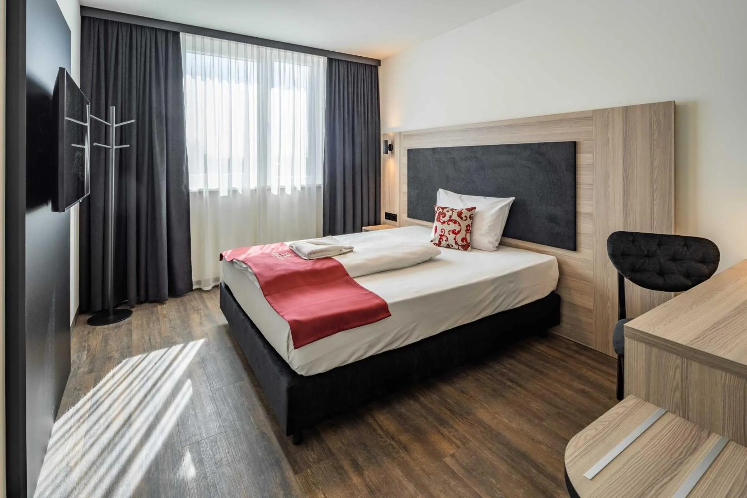 TV and multimedia, Bed in Abasto Hotel Dachau