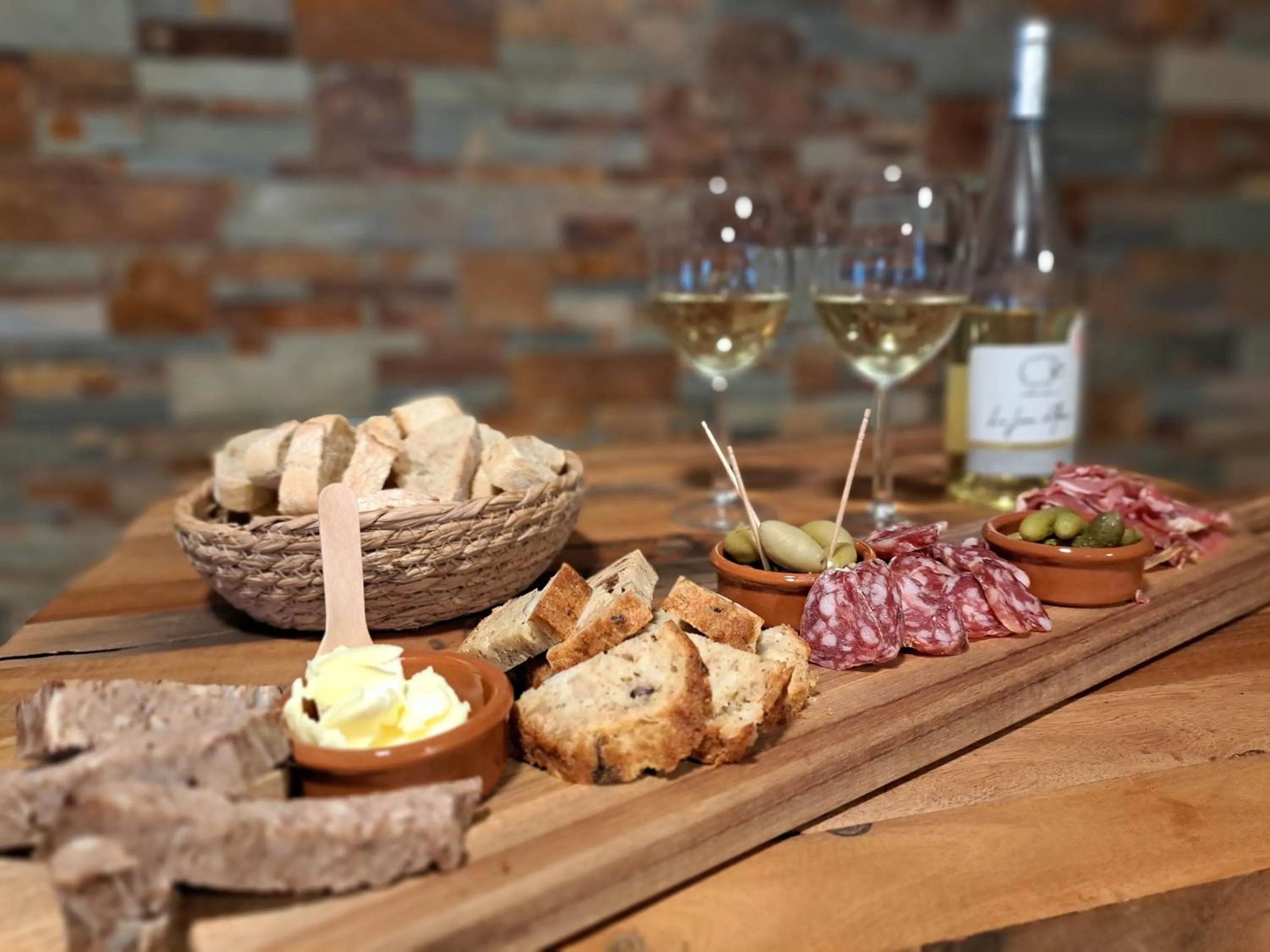 Restaurant/places to eat in L'Interlude