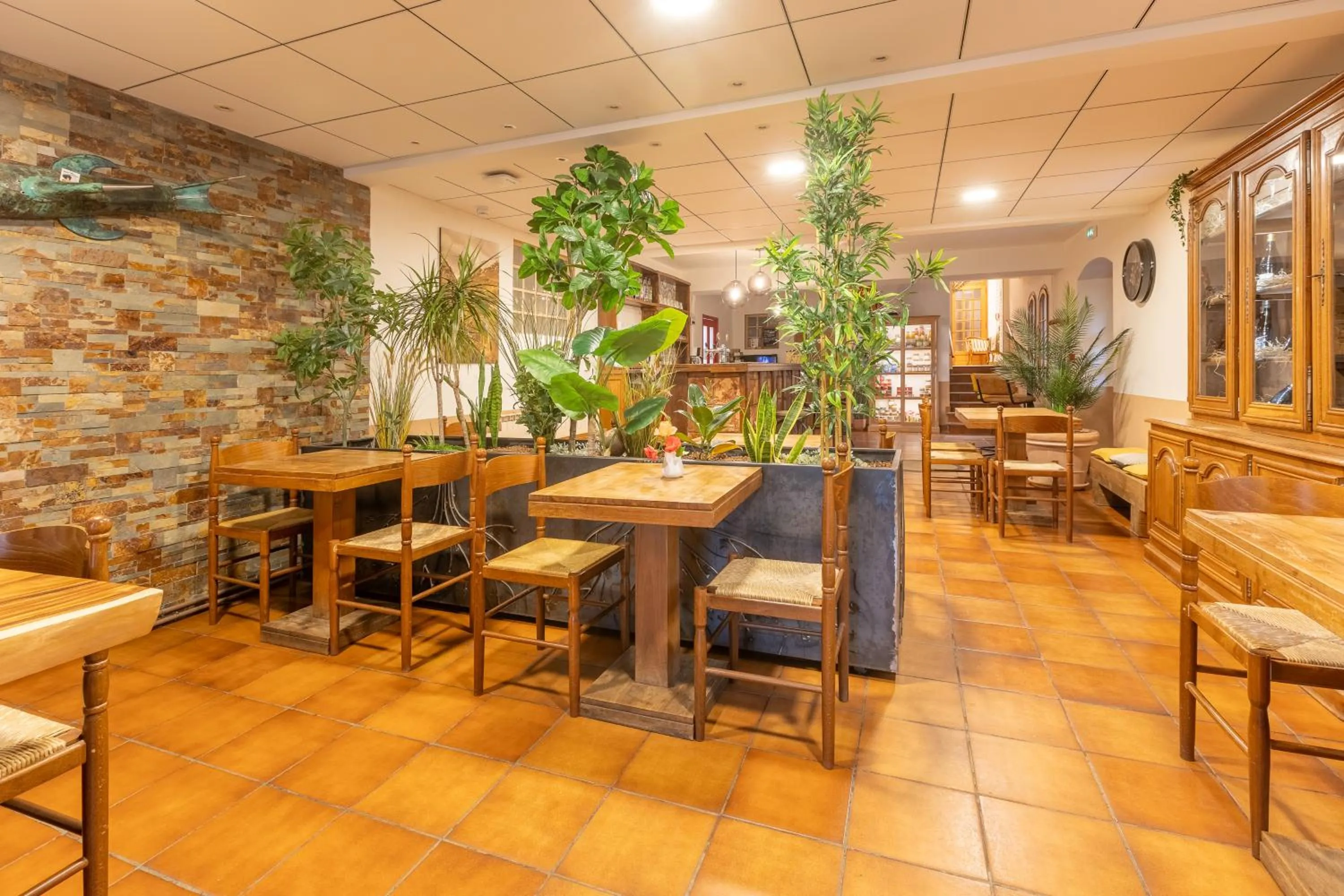 Restaurant/places to eat in L'Interlude