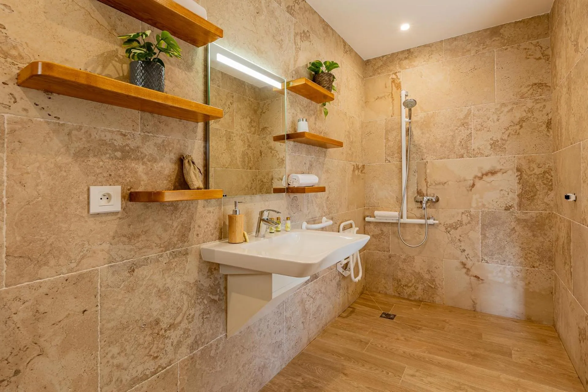 Shower in L'Interlude