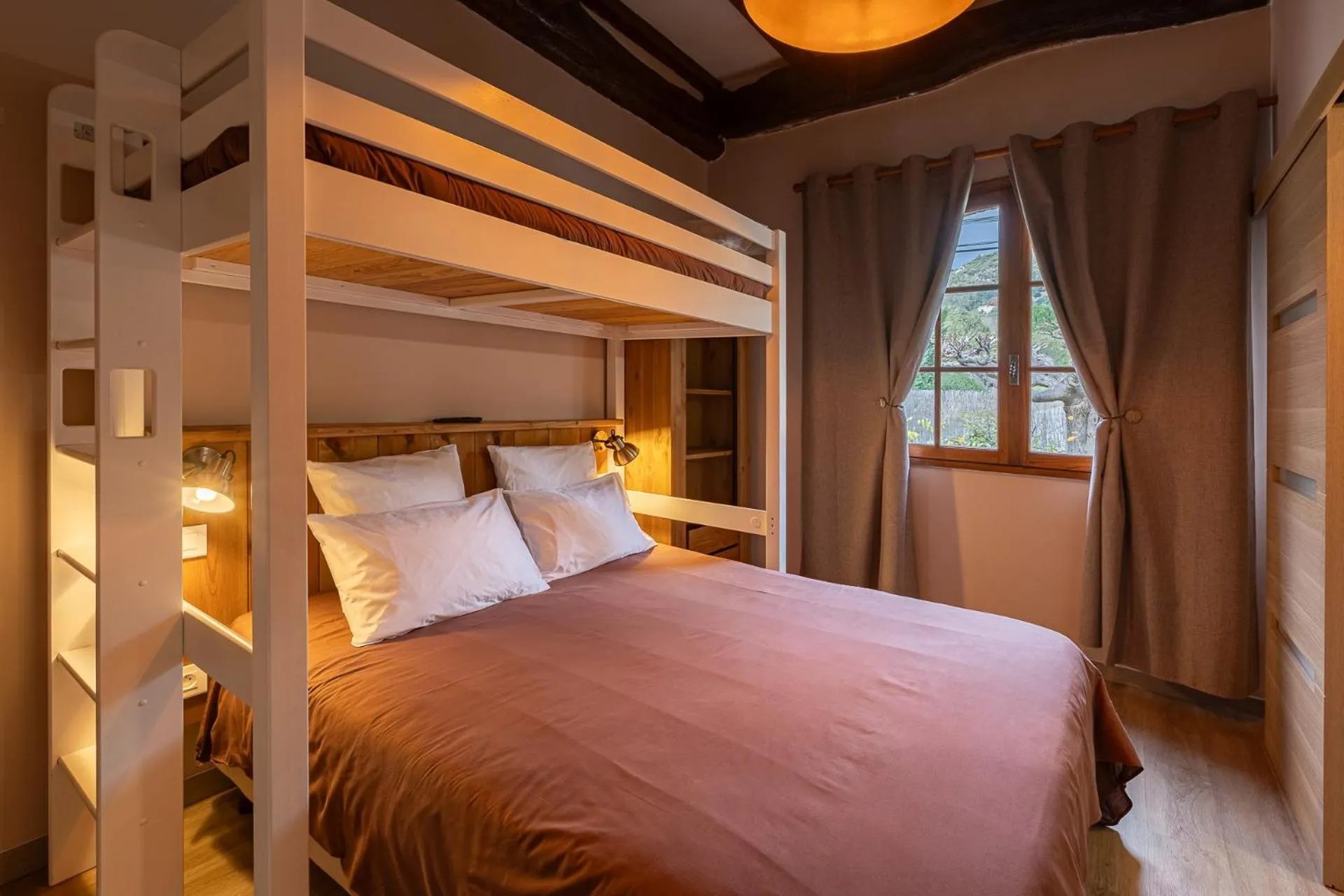 Bedroom, Bed in L'Interlude