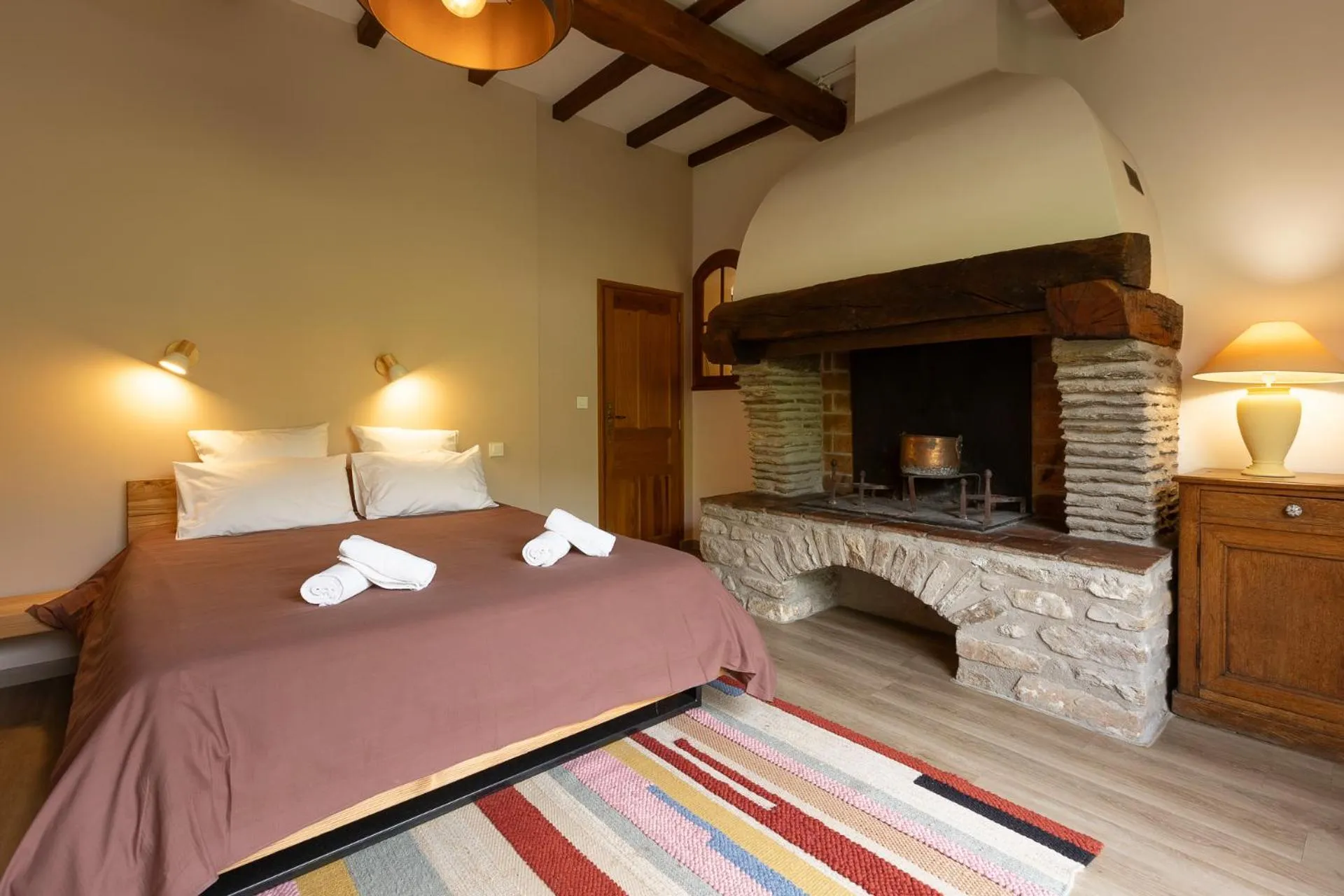 Bedroom, Bed in L'Interlude