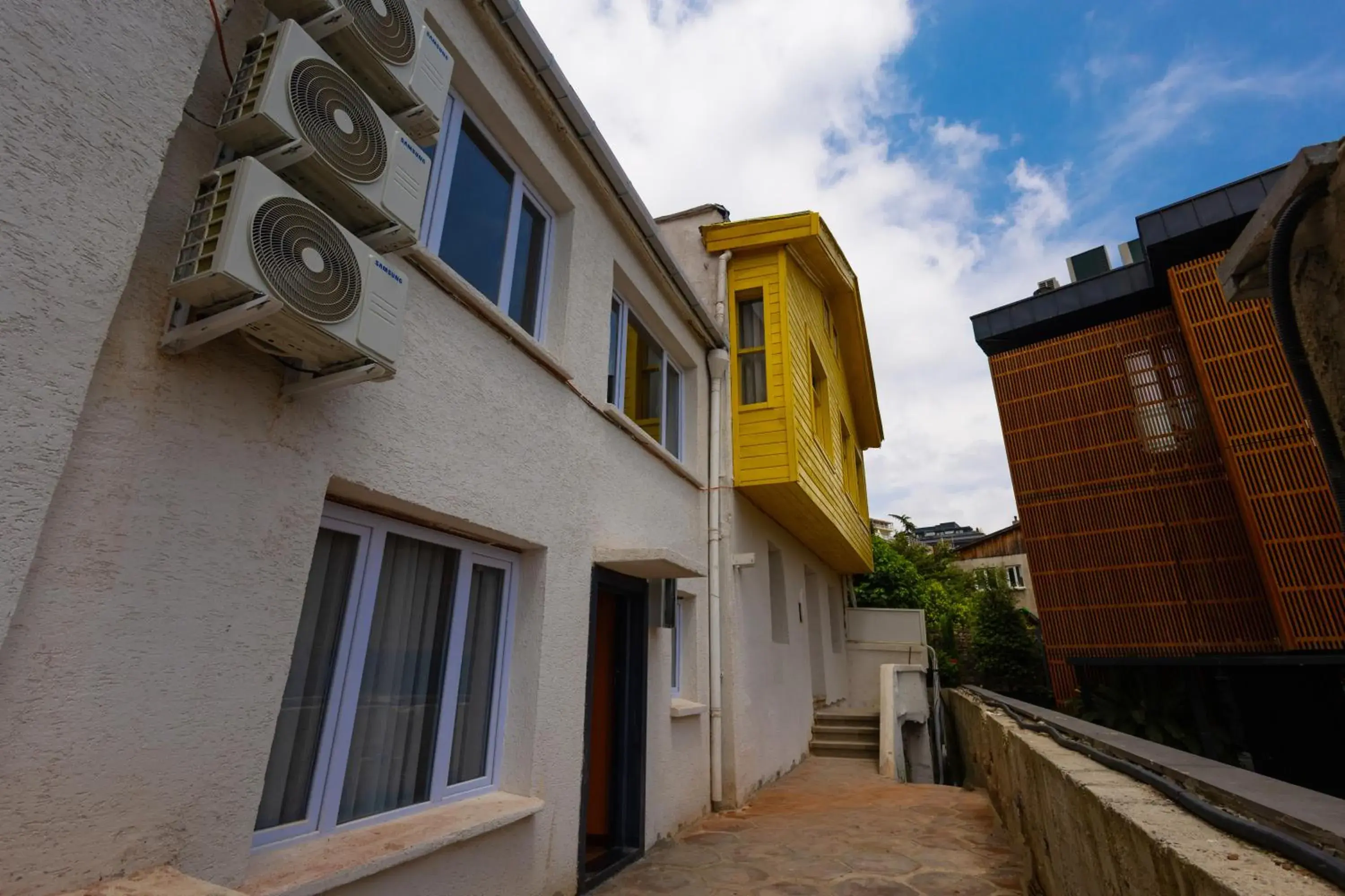 Property building in Fragments Hotel Property building in Fragments Hotel