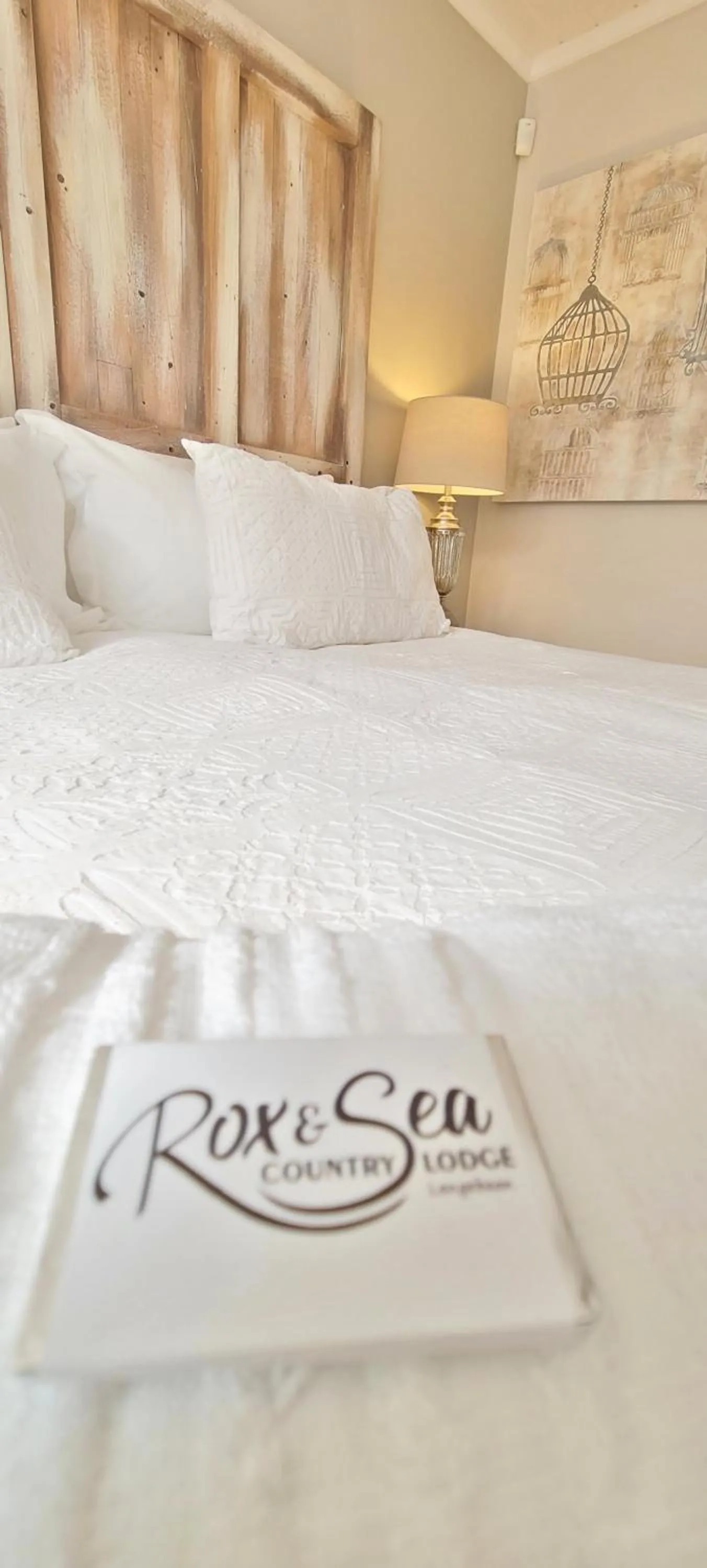 Bed in Rox and Sea Country Lodge