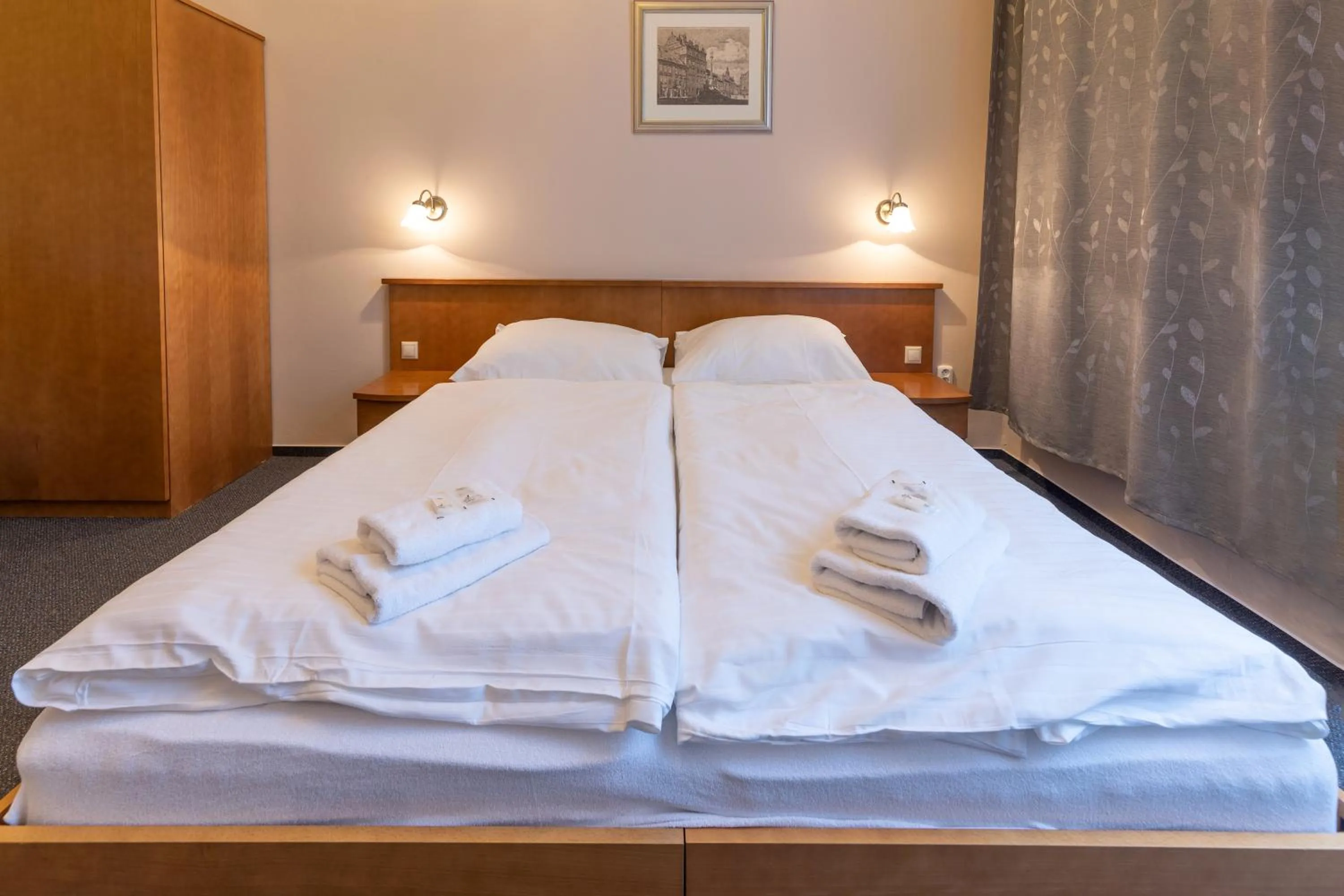 Property building, Bed in Hotel Slovan Plzeň