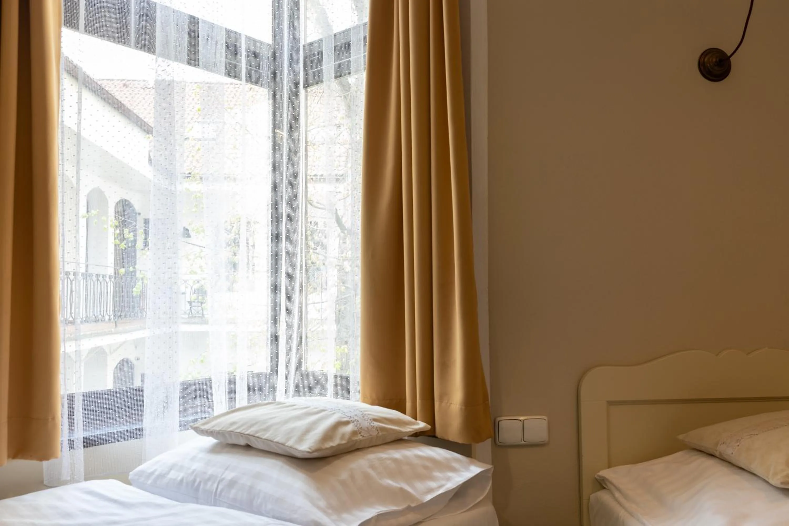 Bed in Sir Toby's Midtown