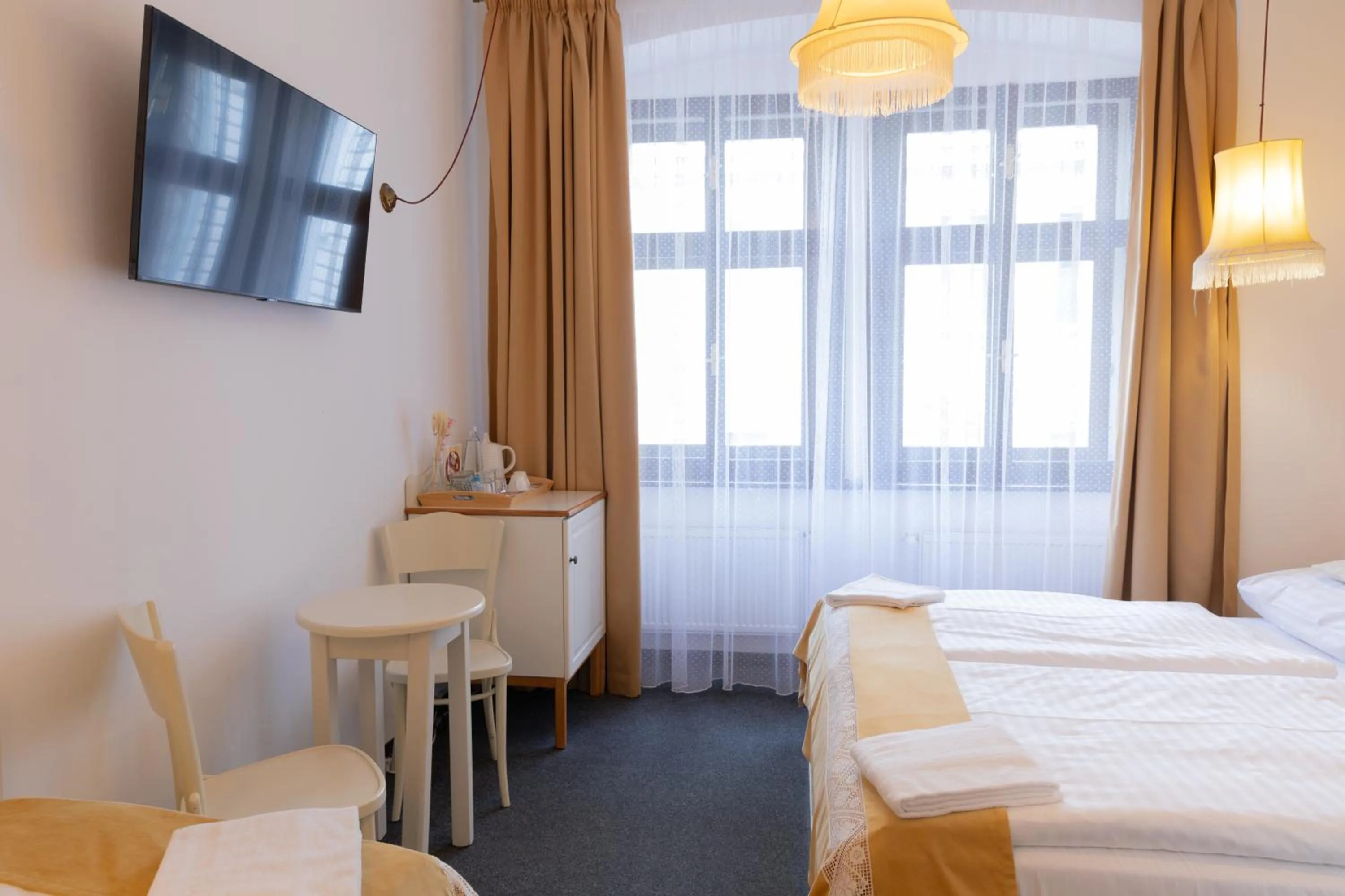 TV and multimedia, Bed in Sir Toby's Midtown