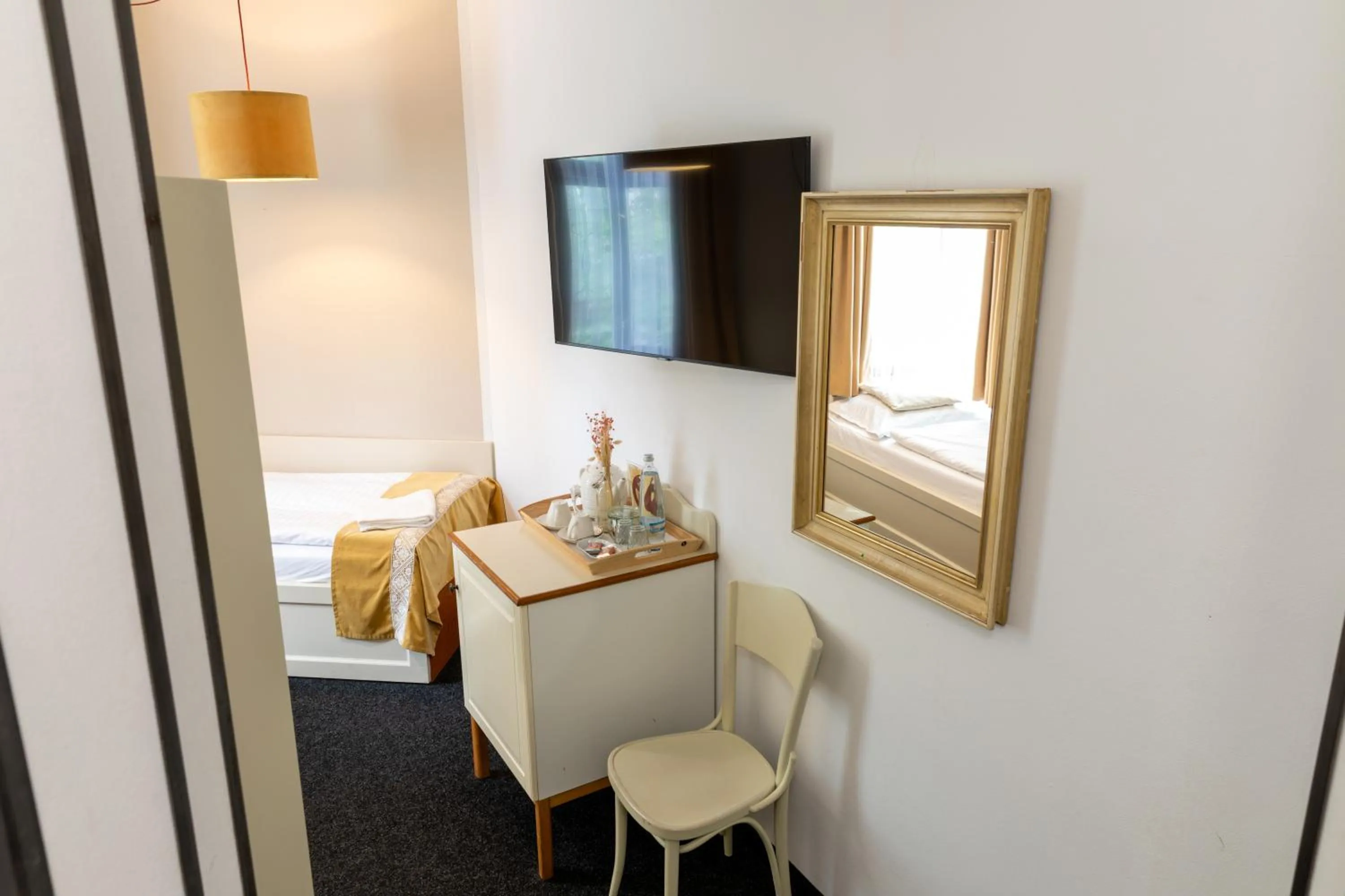 Bedroom in Sir Toby's Midtown