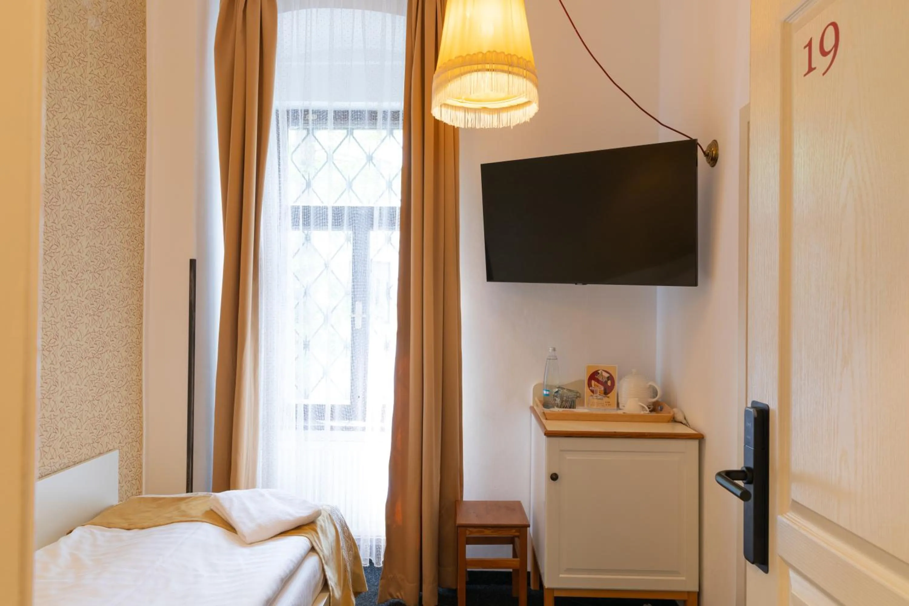 TV and multimedia, Bed in Sir Toby's Midtown