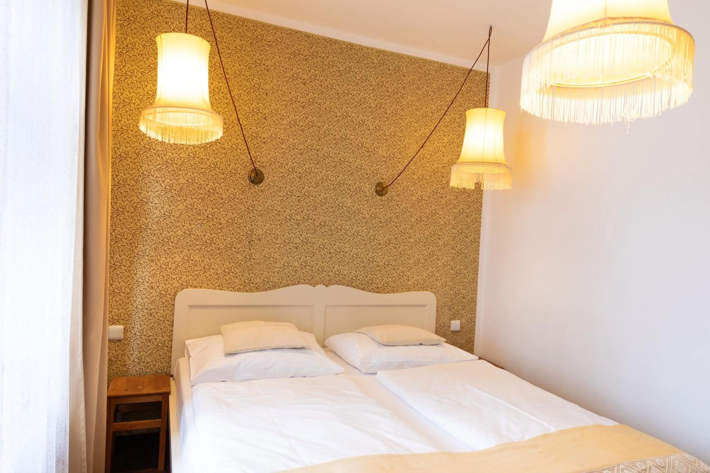 Bed in Sir Toby's Midtown