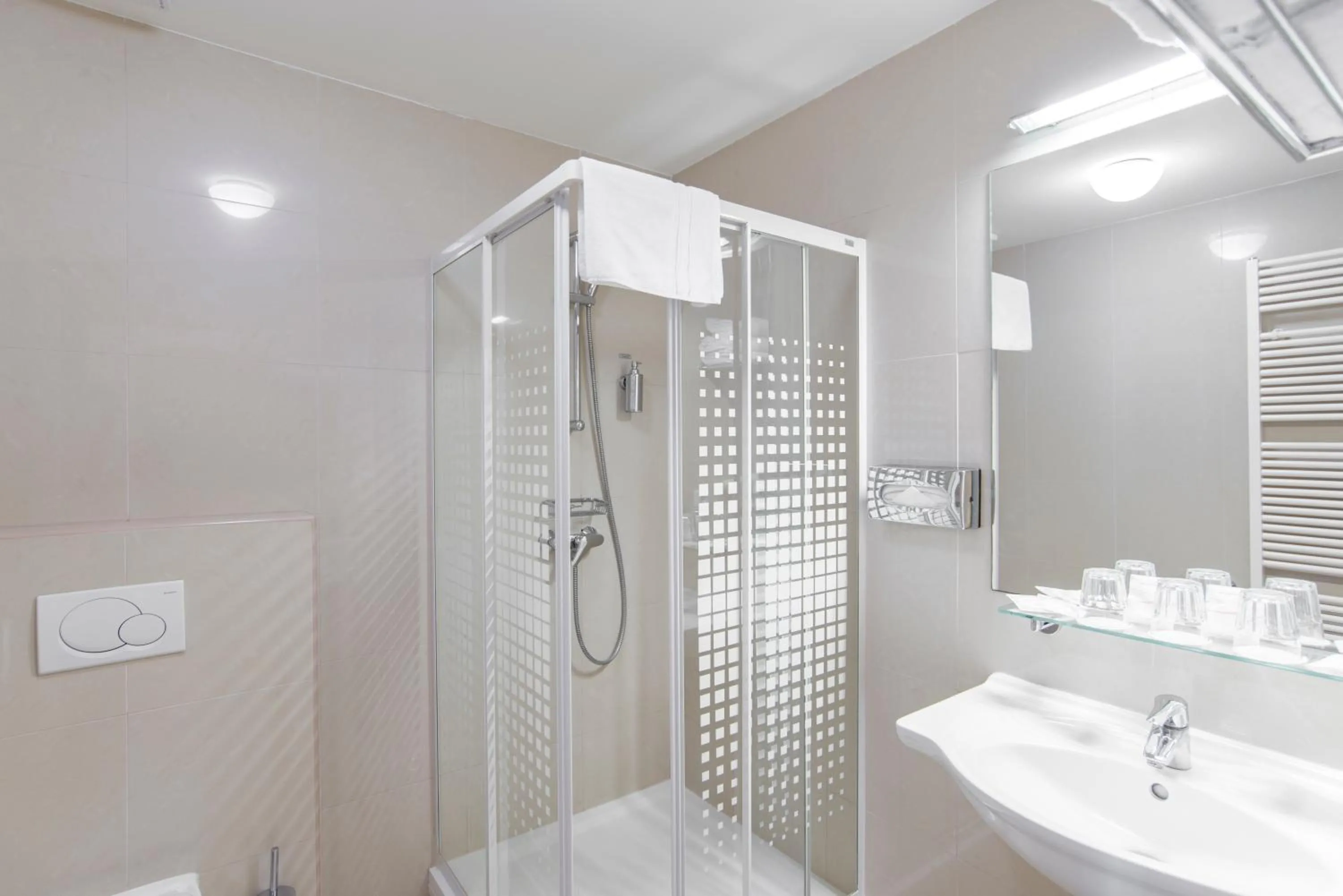 Shower in Hotel Páv