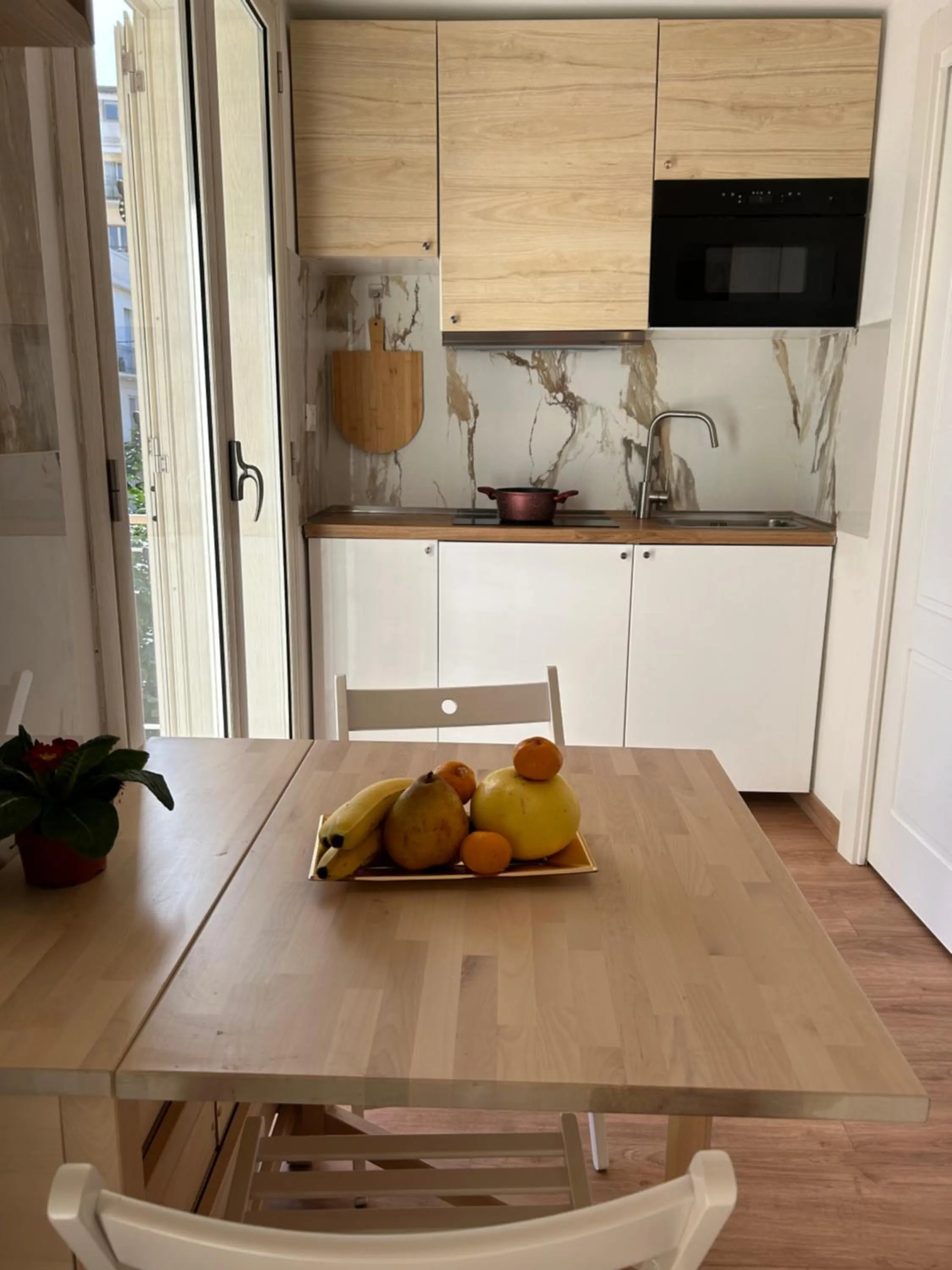 Kitchen or kitchenette in Confort Suites