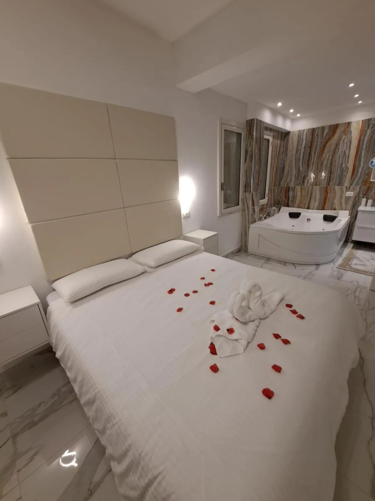 Photo of the whole room, Bed in Confort Suites