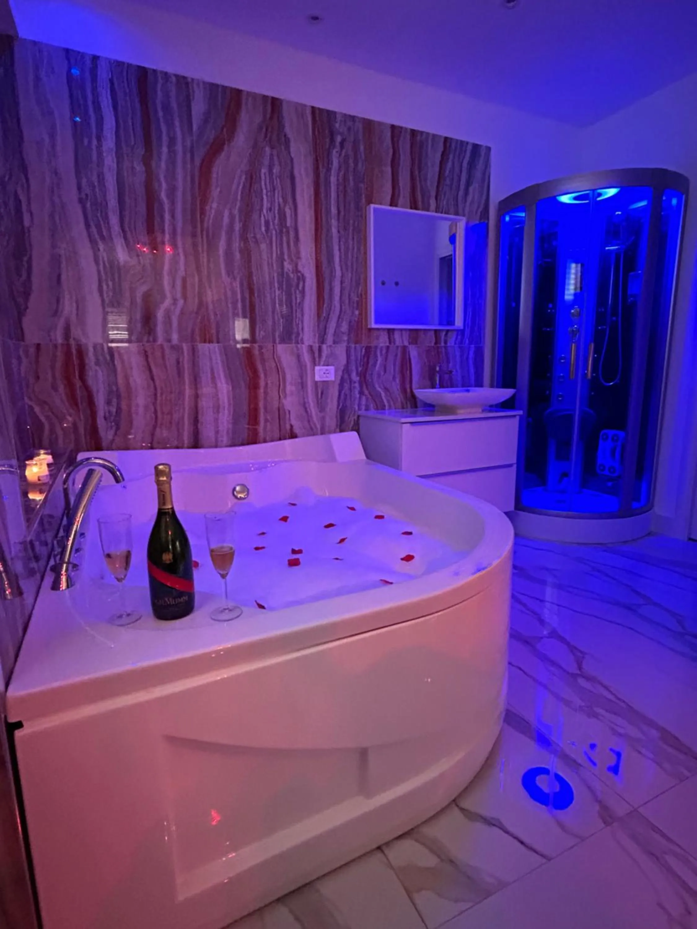 Hot Tub in Confort Suites