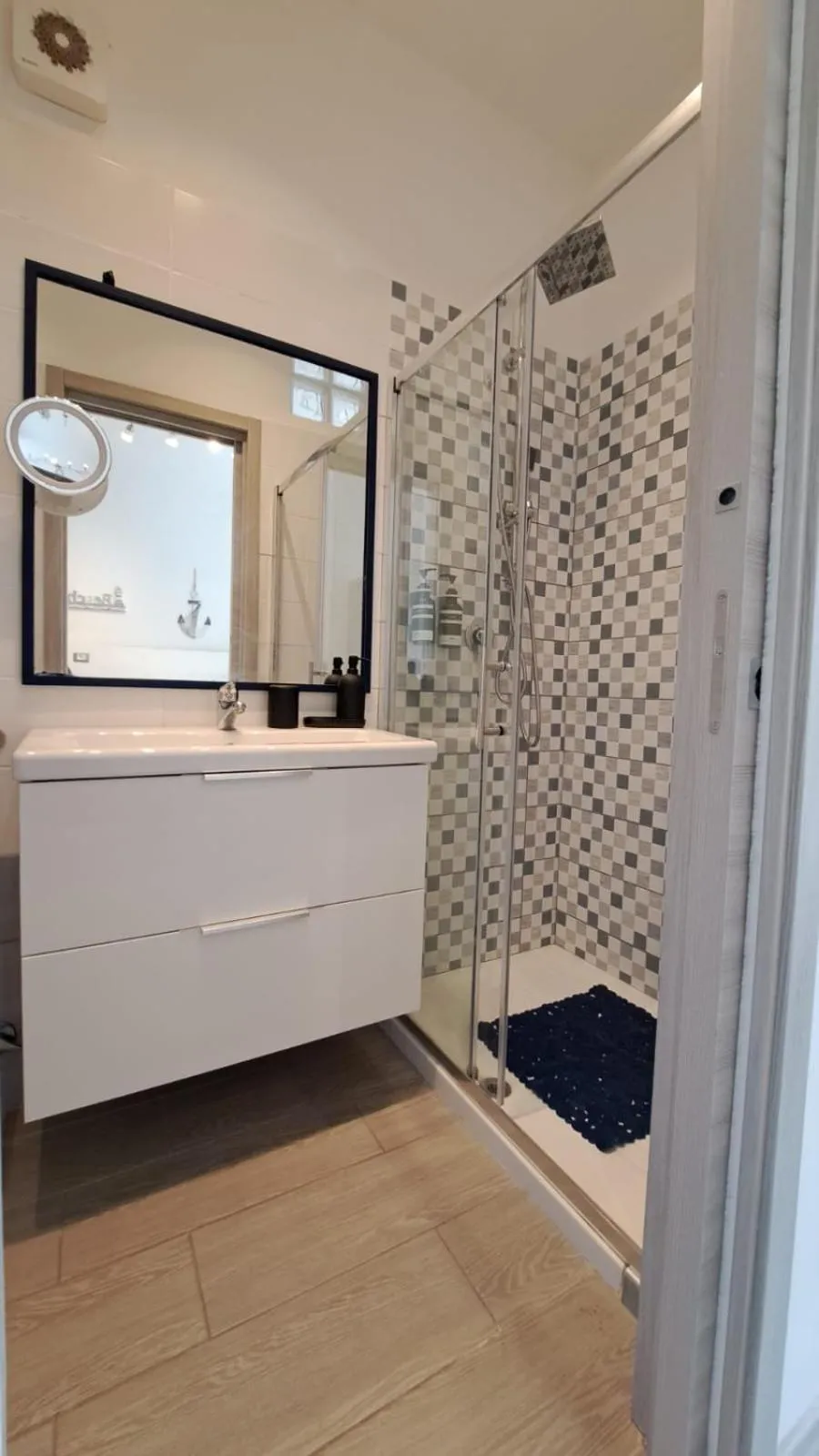 Shower in Confort Suites