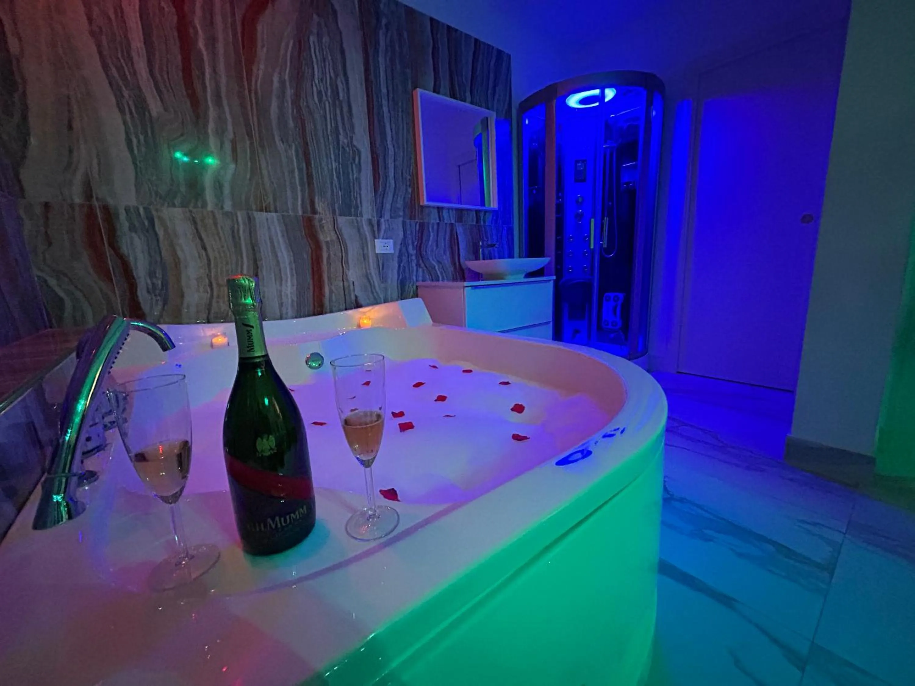 Hot Tub in Confort Suites