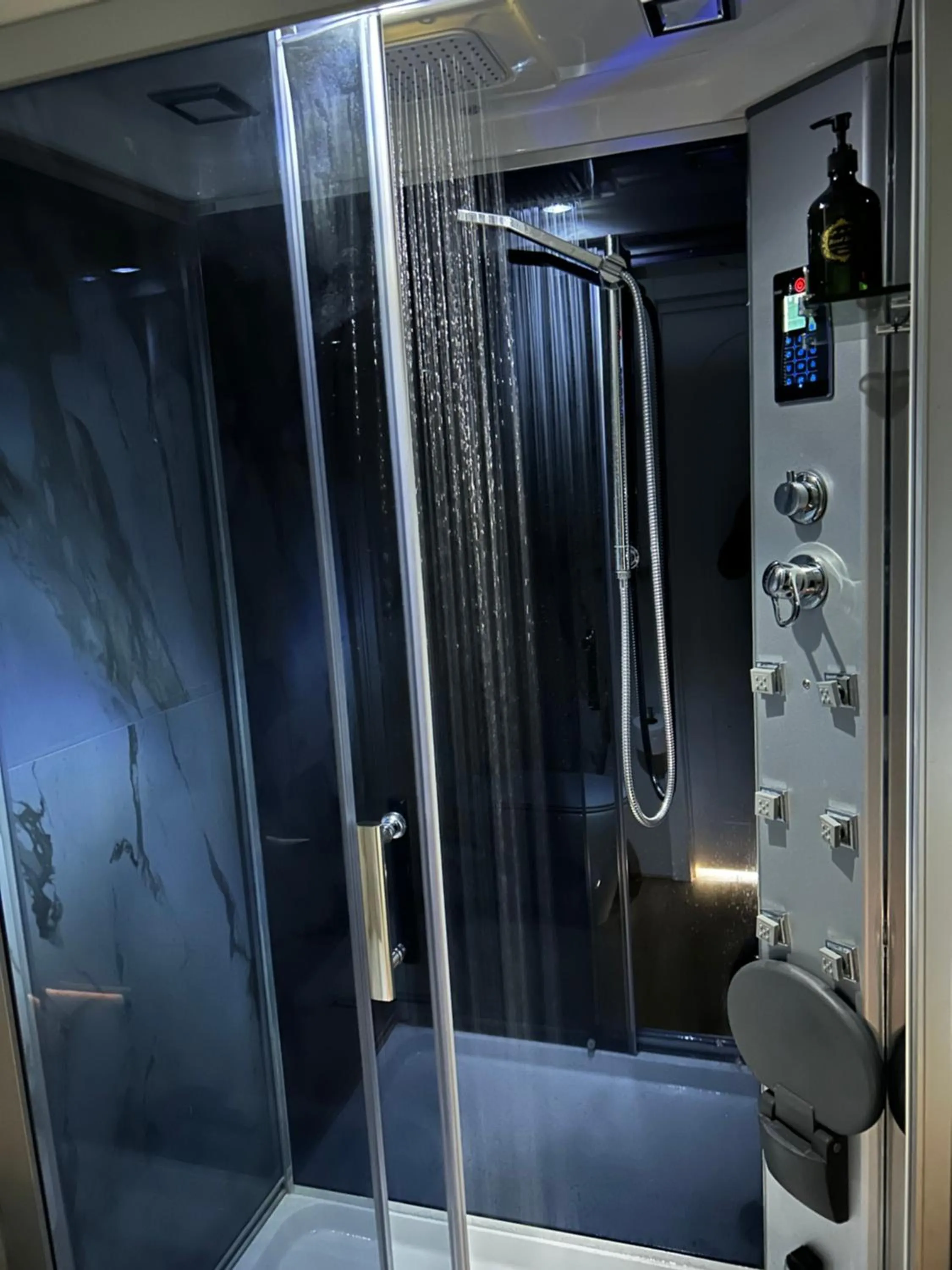 Shower in Confort Suites