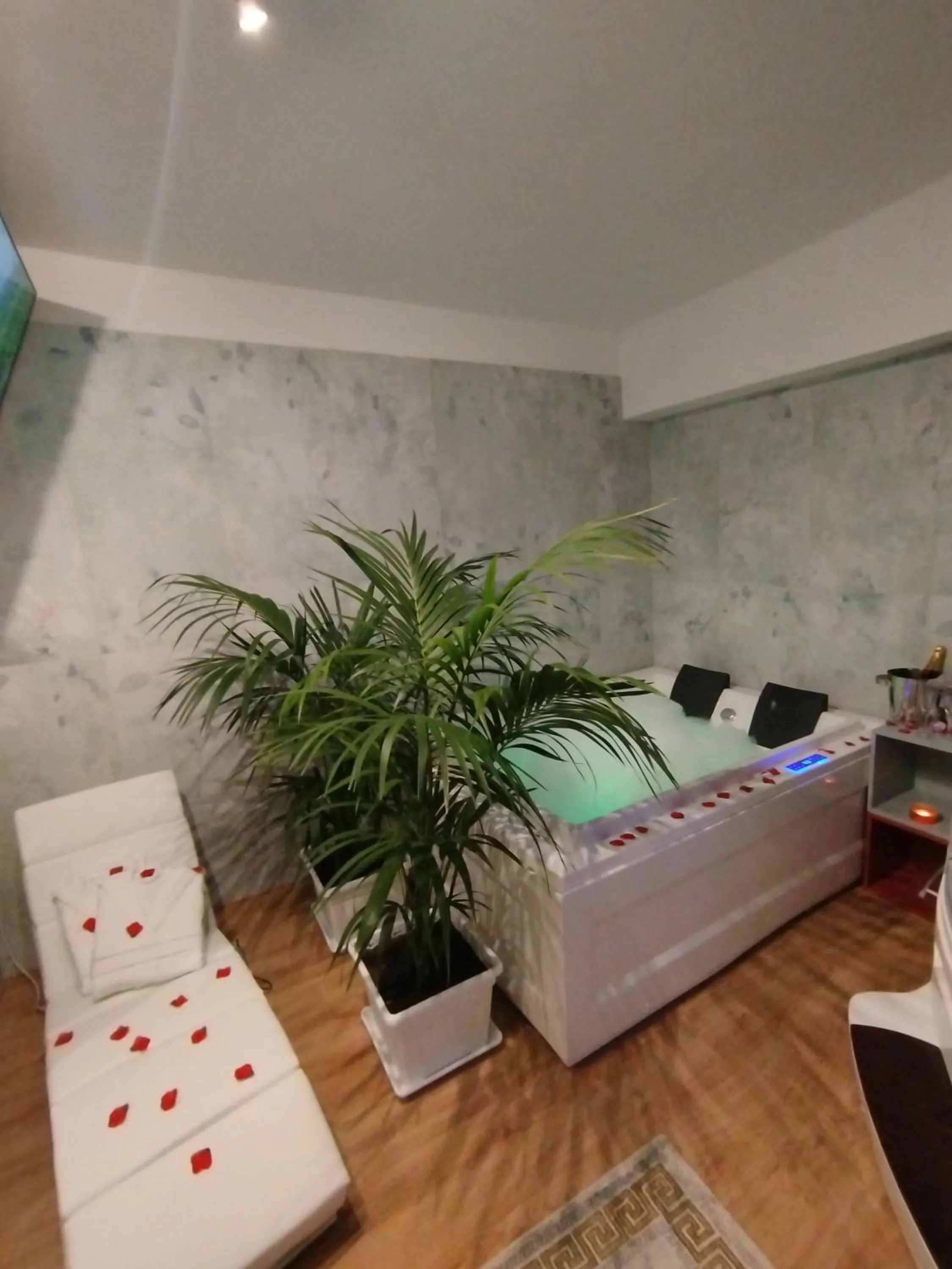 Spa and wellness centre/facilities, Bed in Confort Suites