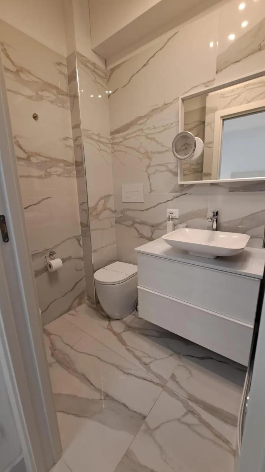 Toilet in Confort Suites