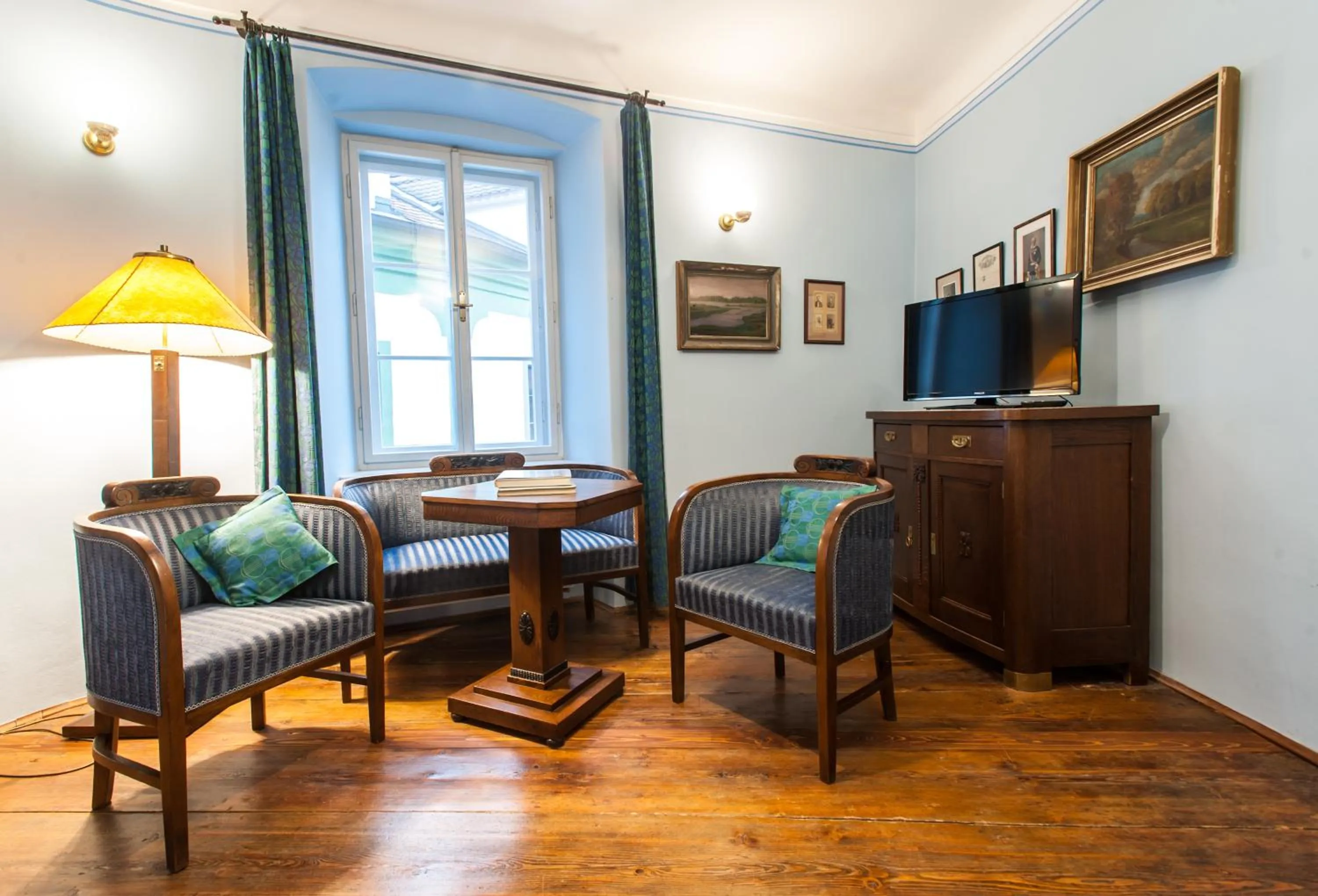 Library in Hotel Leonardo