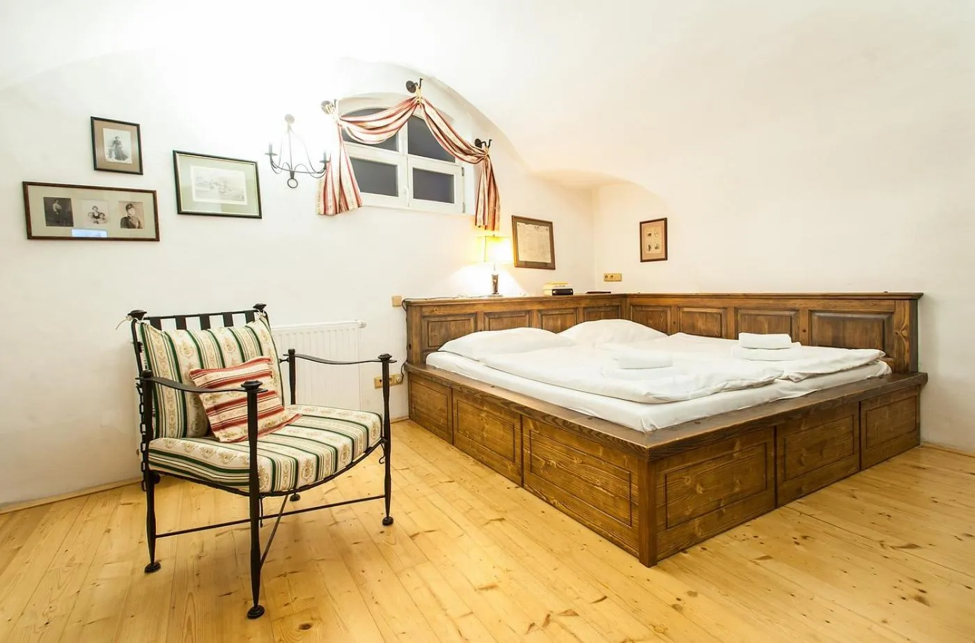 Bed in Hotel Leonardo