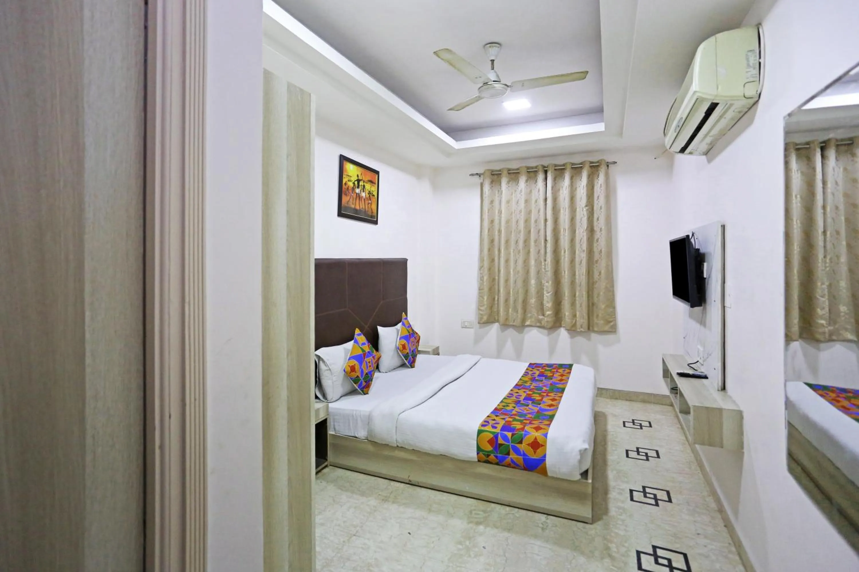 Communal lounge/ TV room, Bed in Hotel Sterling Inn, New Delhi