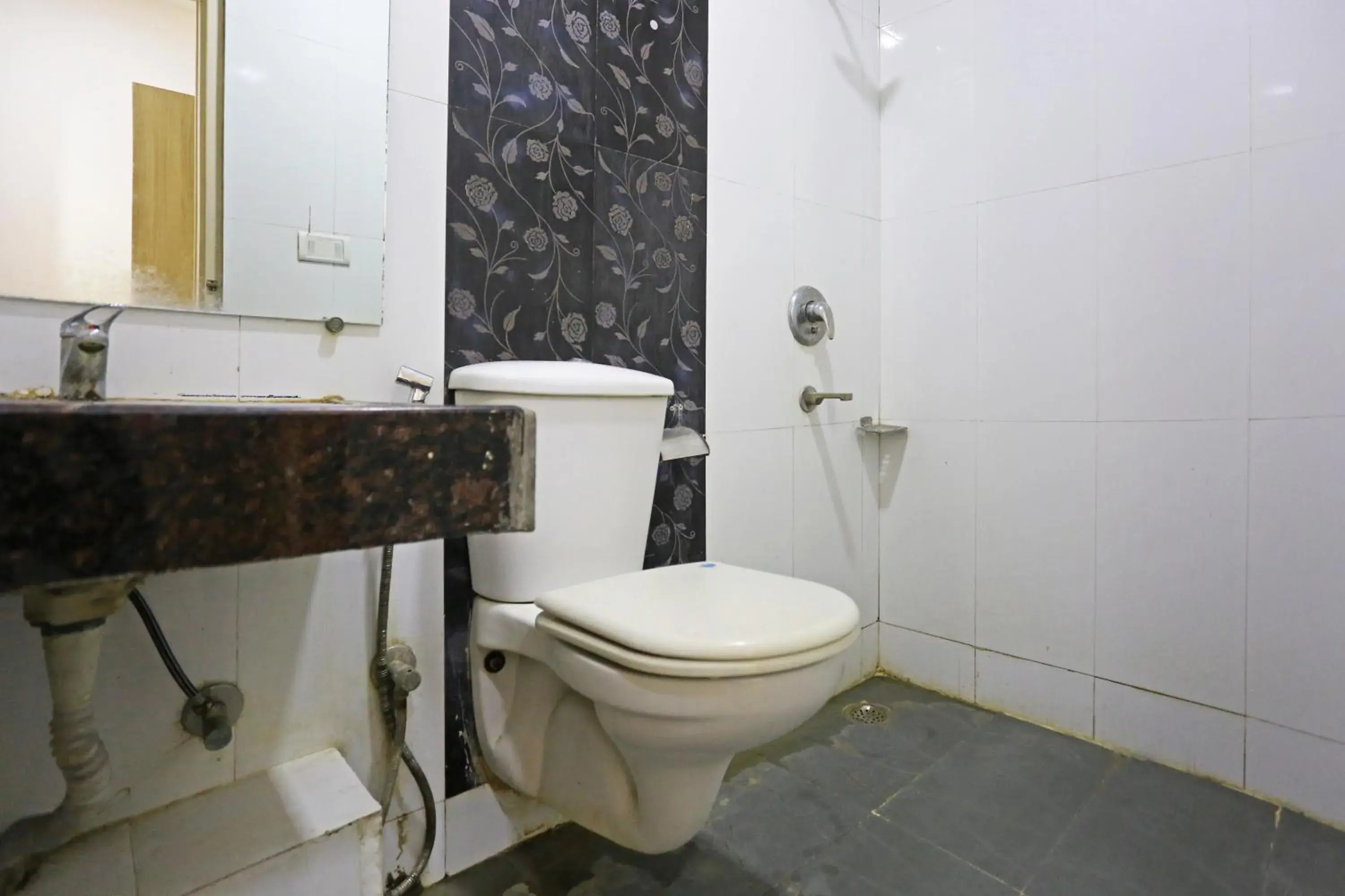 Deluxe Double Room in Hotel Sterling Inn, New Delhi Deluxe Double Room in Hotel Sterling Inn, New Delhi