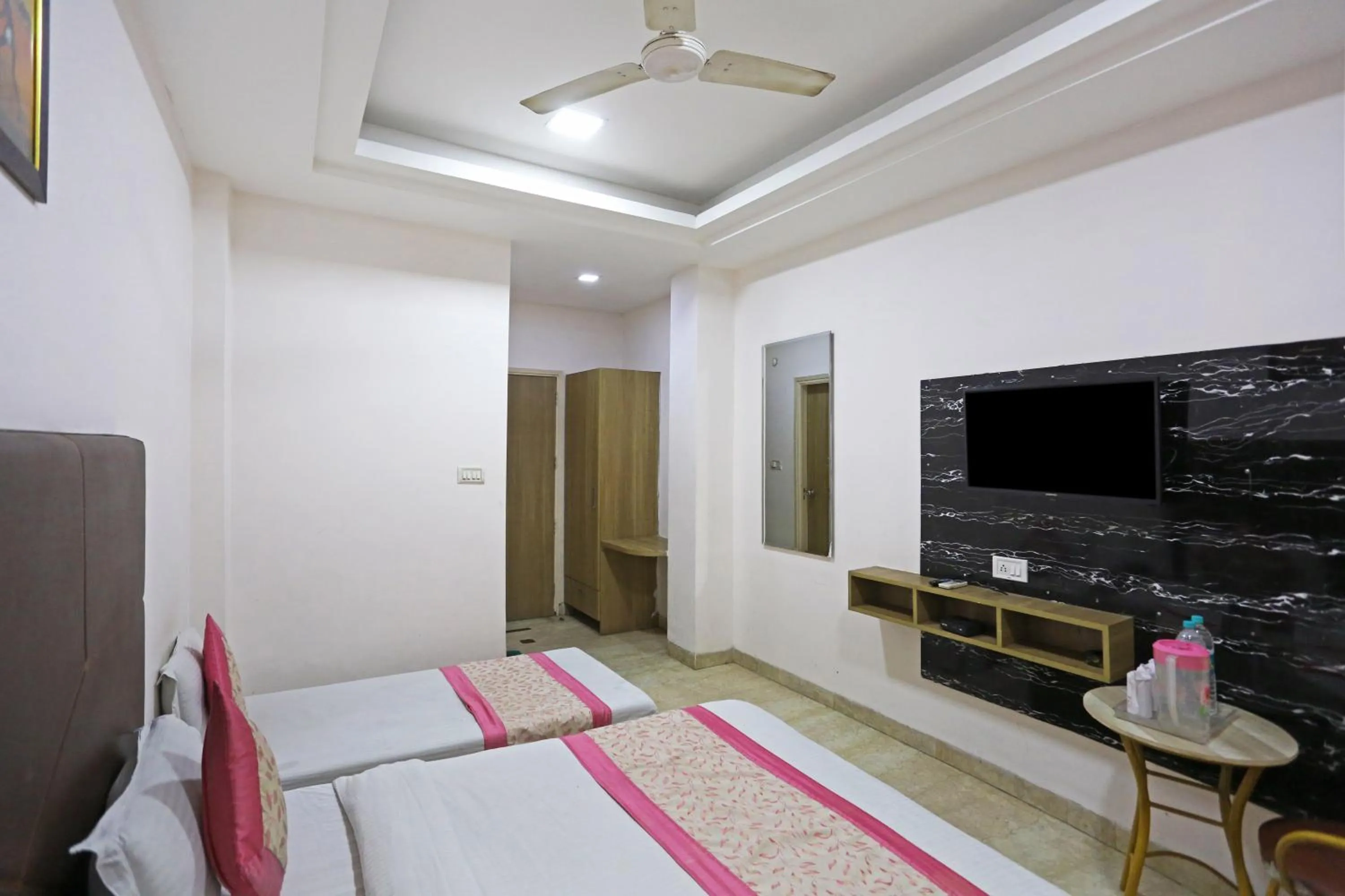 Bed in Hotel Sterling Inn, New Delhi