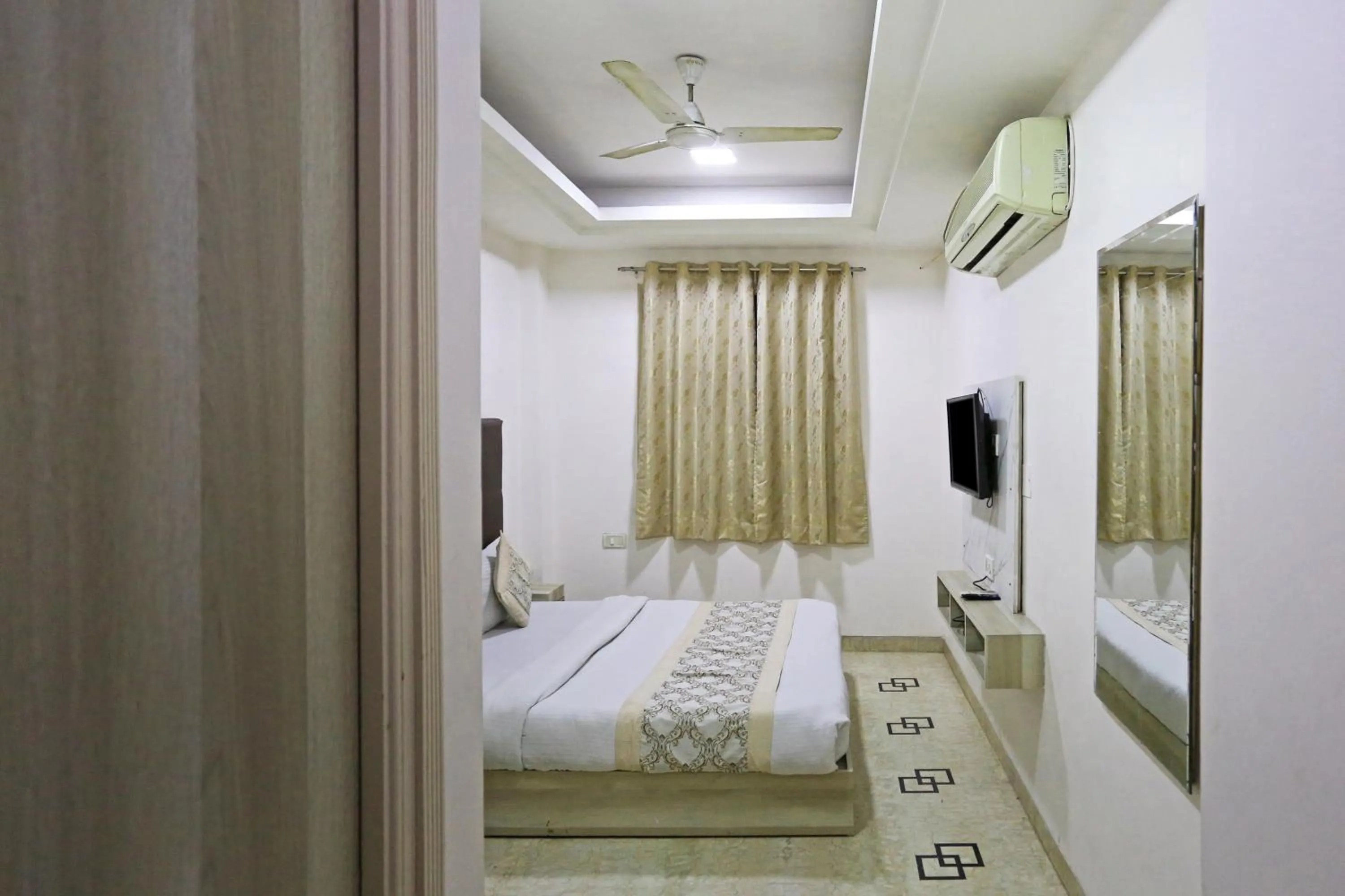 Bed in Hotel Sterling Inn, New Delhi