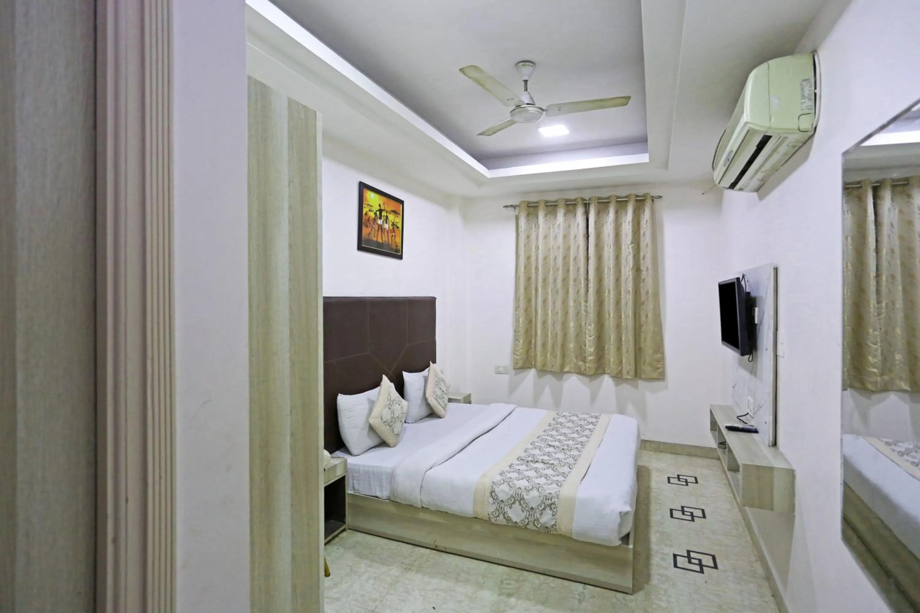 Photo of the whole room, Bed in Hotel Sterling Inn, New Delhi