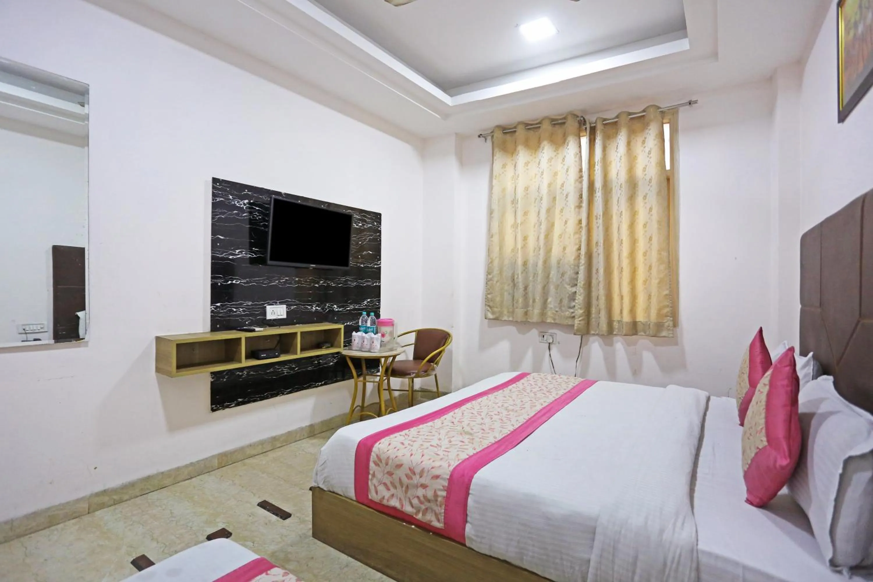 Bed in Hotel Sterling Inn, New Delhi