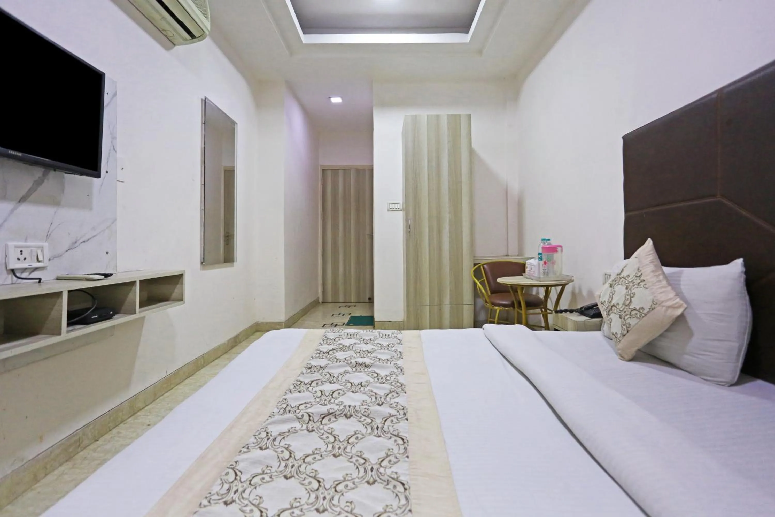 Photo of the whole room, Bed in Hotel Sterling Inn, New Delhi