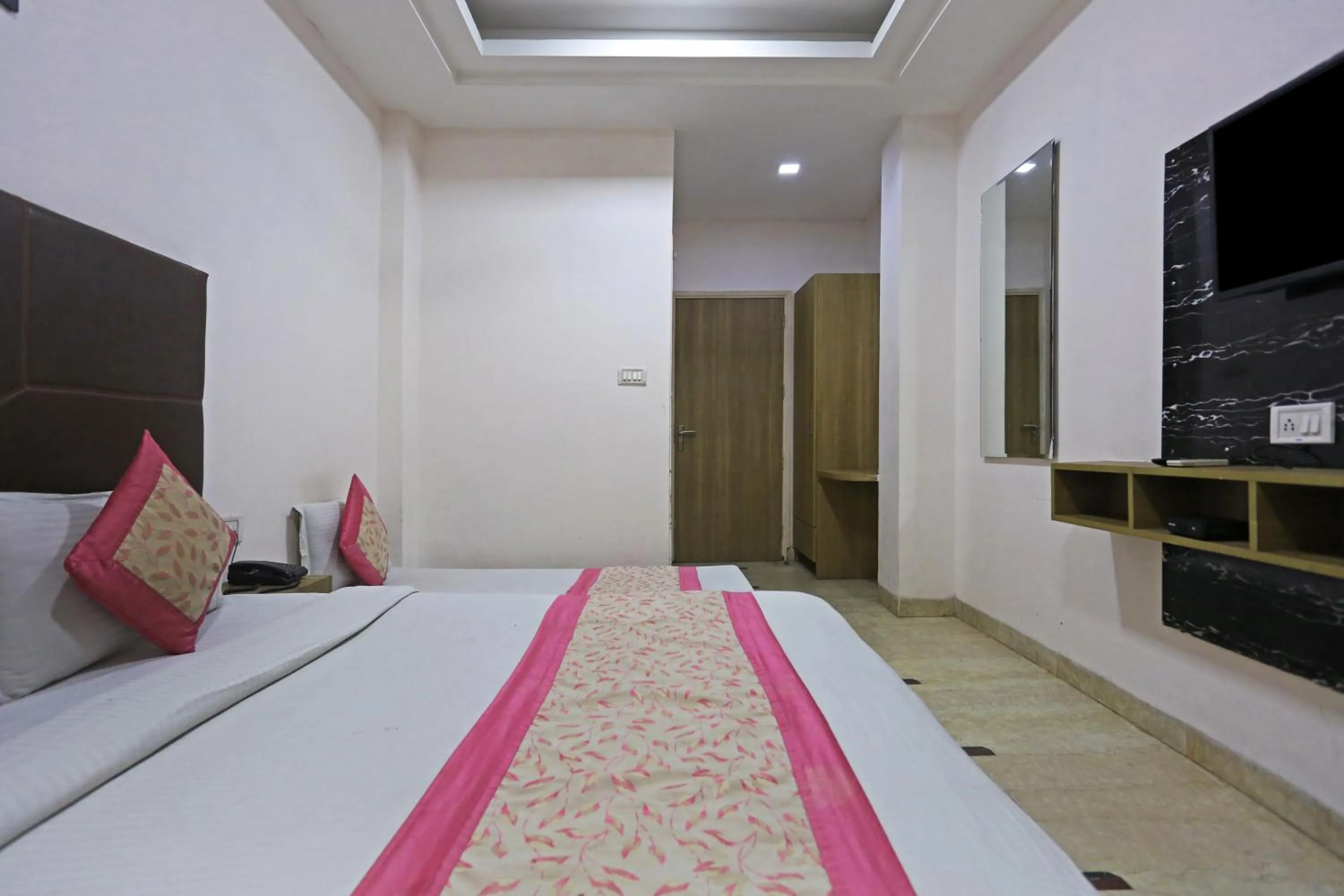 Photo of the whole room, Bed in Hotel Sterling Inn, New Delhi