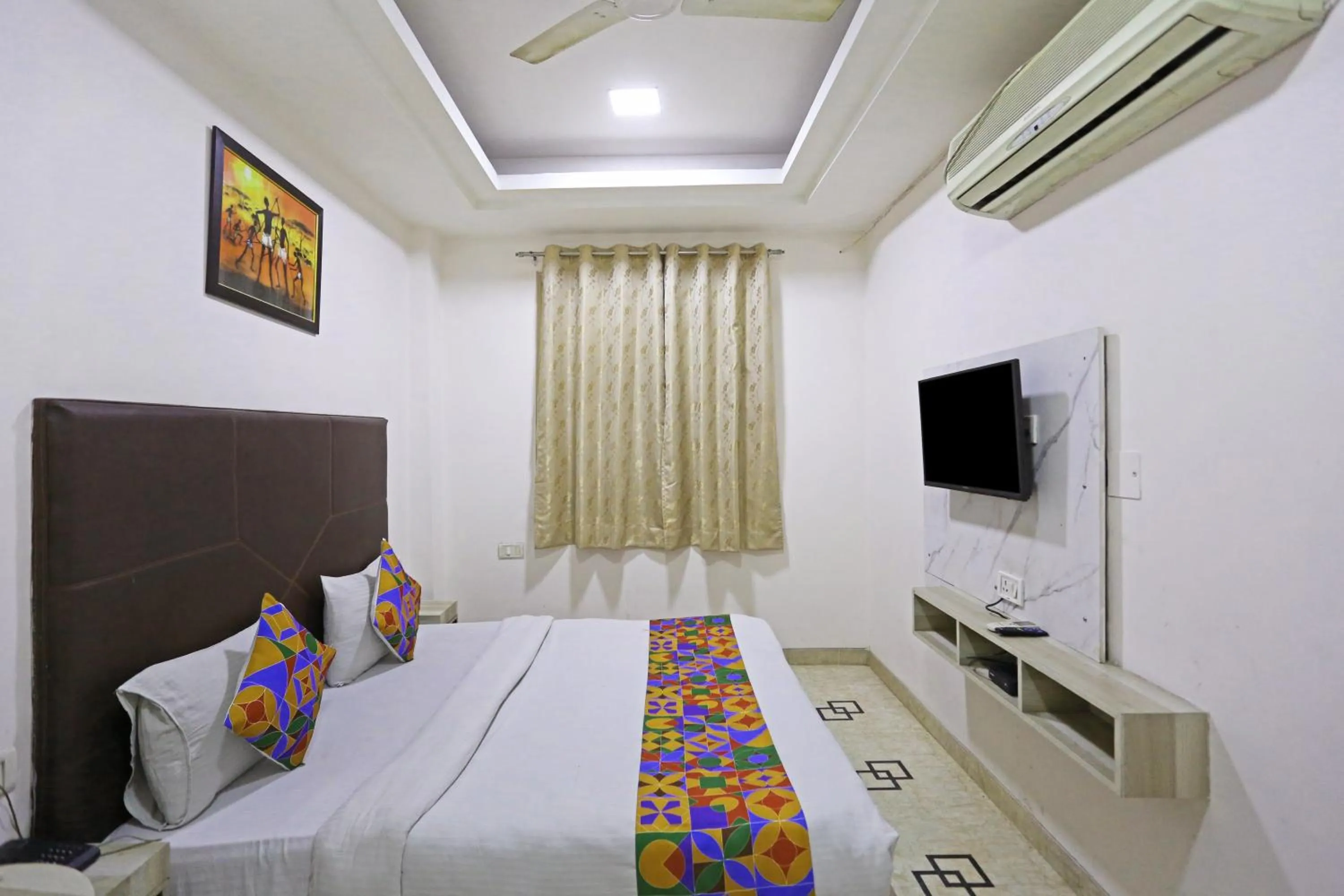 Bed in Hotel Sterling Inn, New Delhi