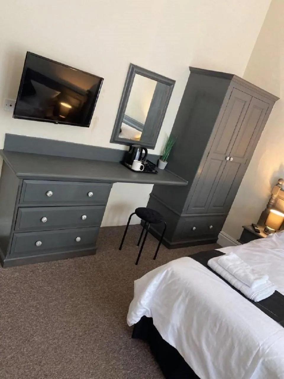 Bedroom, Bed in Burlington Hotel