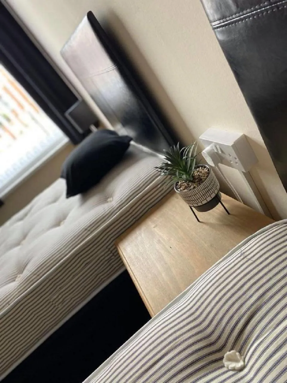 Bedroom, Bed in Burlington Hotel