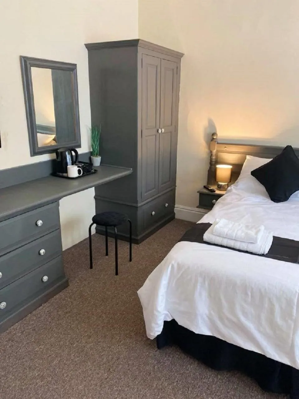 Bedroom, Bed in Burlington Hotel