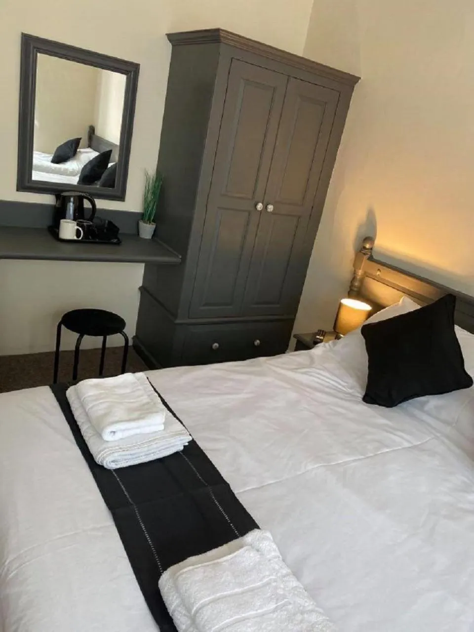 Bedroom, Bed in Burlington Hotel