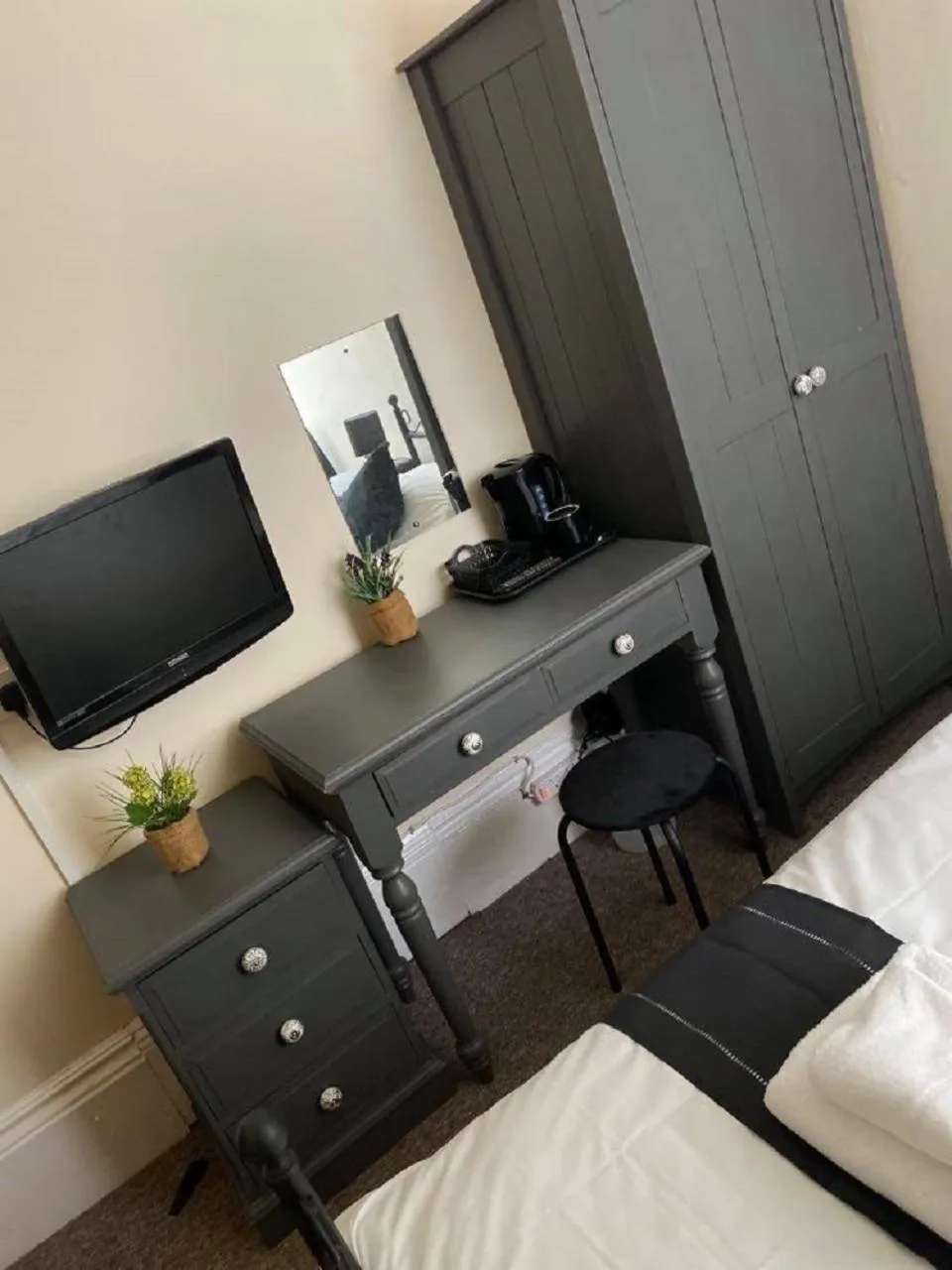 Bedroom, Bed in Burlington Hotel