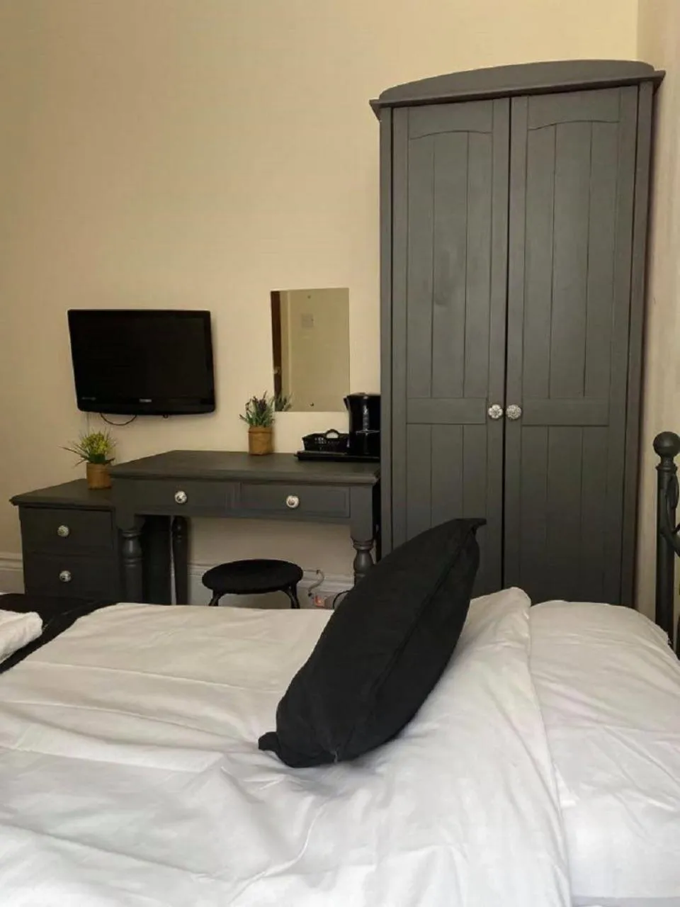 Bedroom, Bed in Burlington Hotel