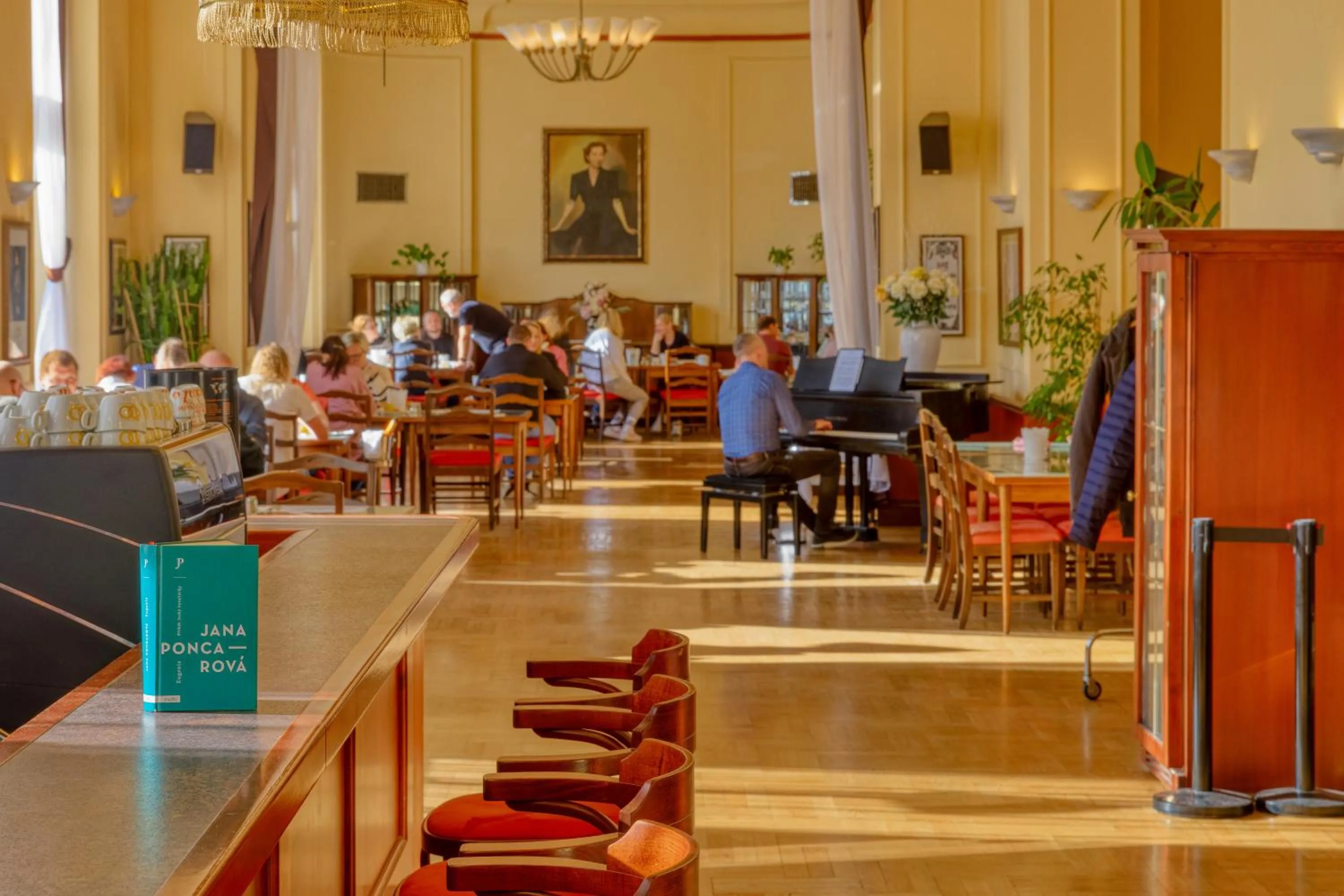 Restaurant/places to eat in Hotel Continental