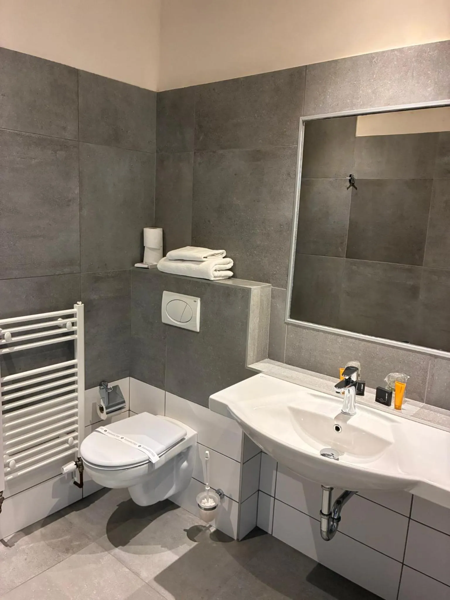 Shower in Hotel Continental