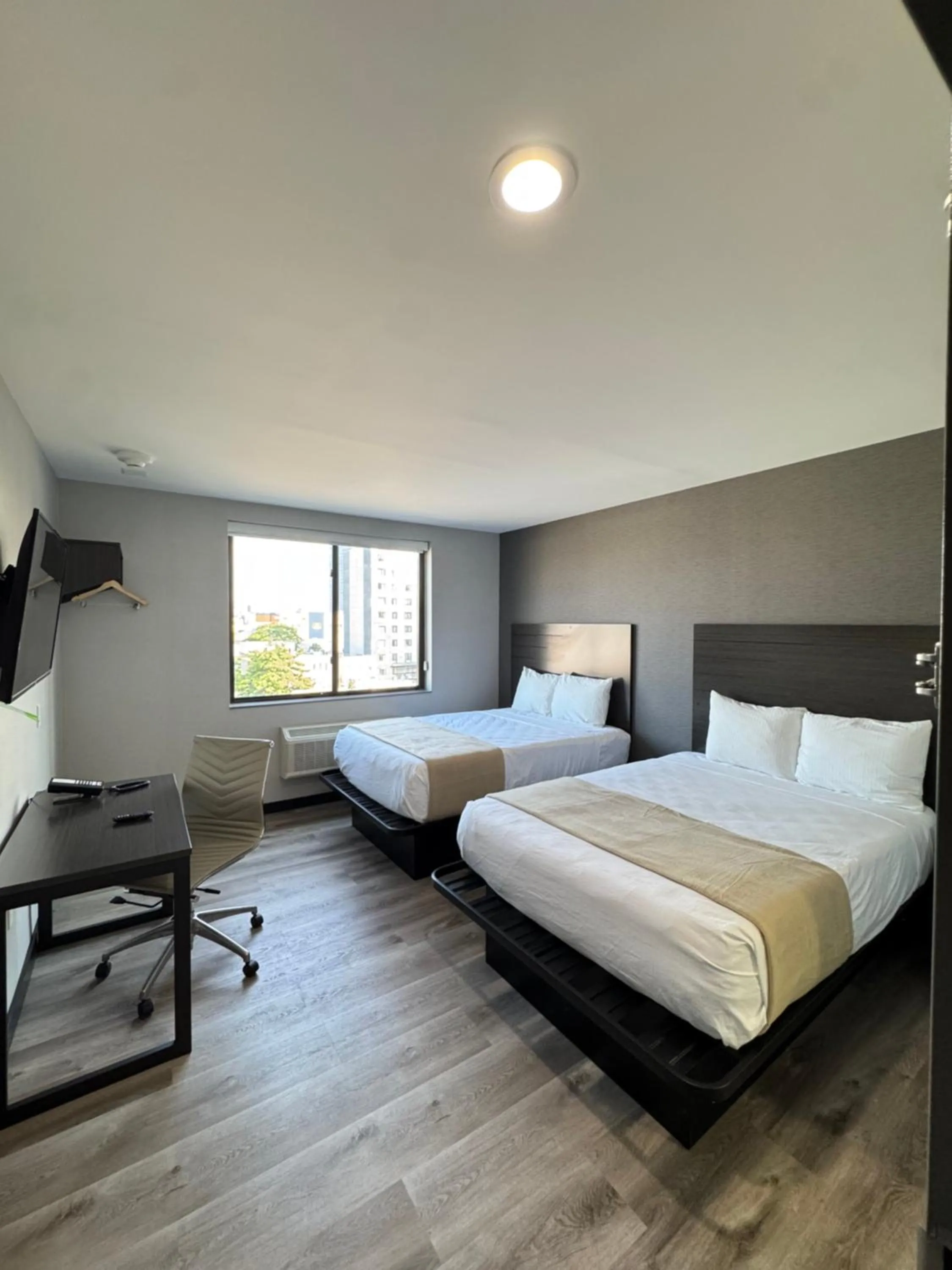 Bed in Hotel The Villa - Long Island City