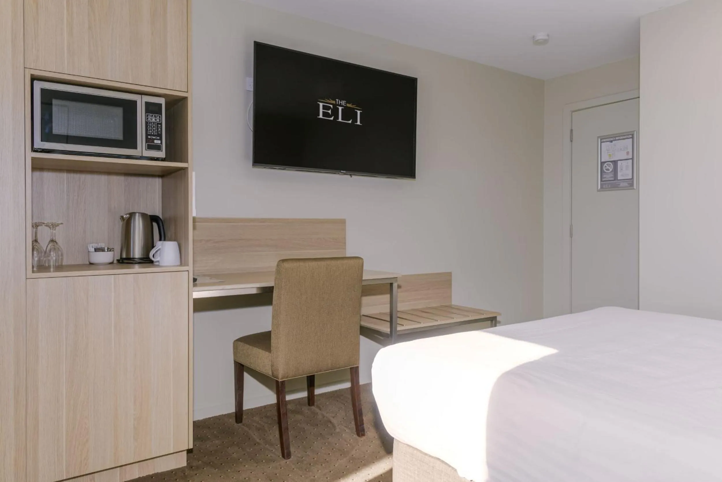 Dining area, Bed in Elimatta Hotel