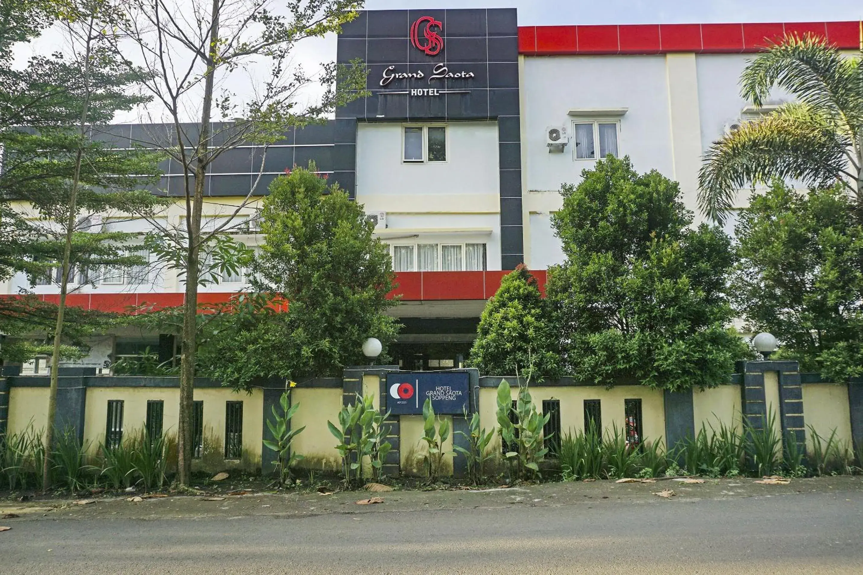 Facade/entrance in COLLECTION O 91331 Hotel Grand Saota Soppeng Facade/entrance in COLLECTION O 91331 Hotel Grand Saota Soppeng