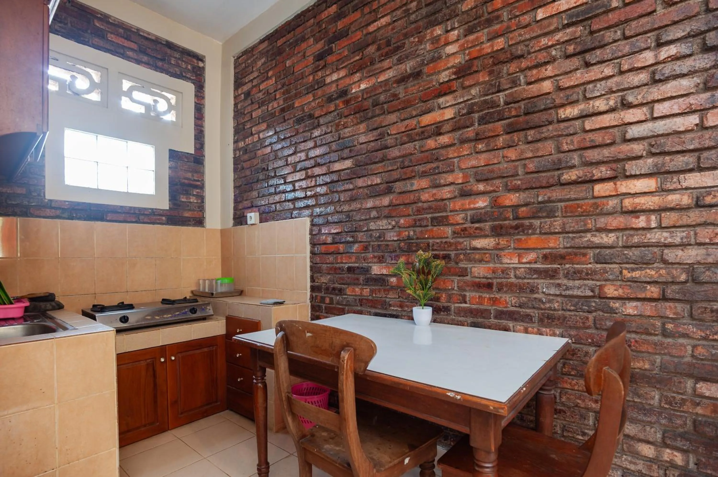 Kitchen or kitchenette in Urbanview Hotel Syariah Insani Cisarua Puncak