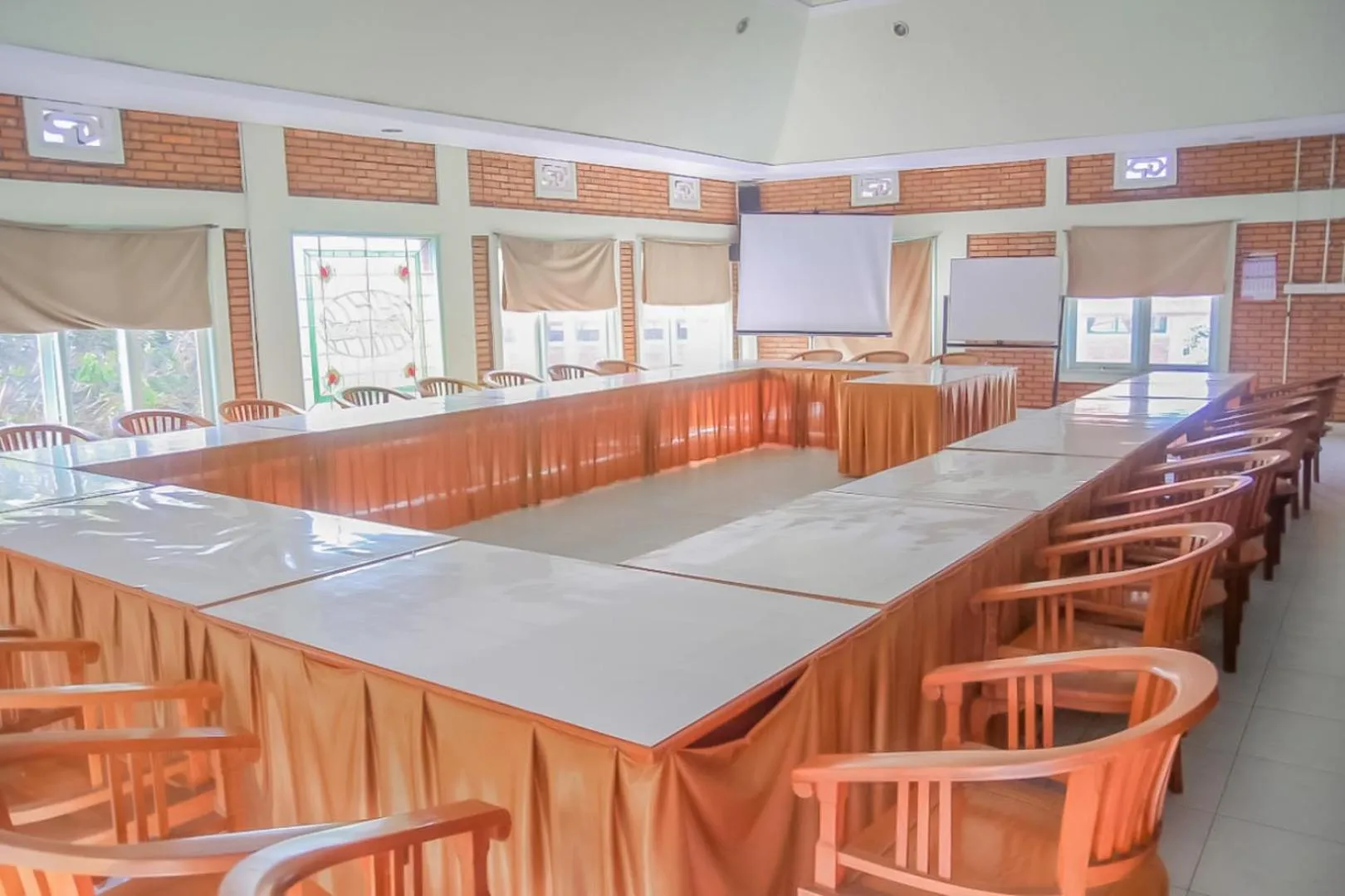 Meeting/conference room in Urbanview Hotel Syariah Insani Cisarua Puncak